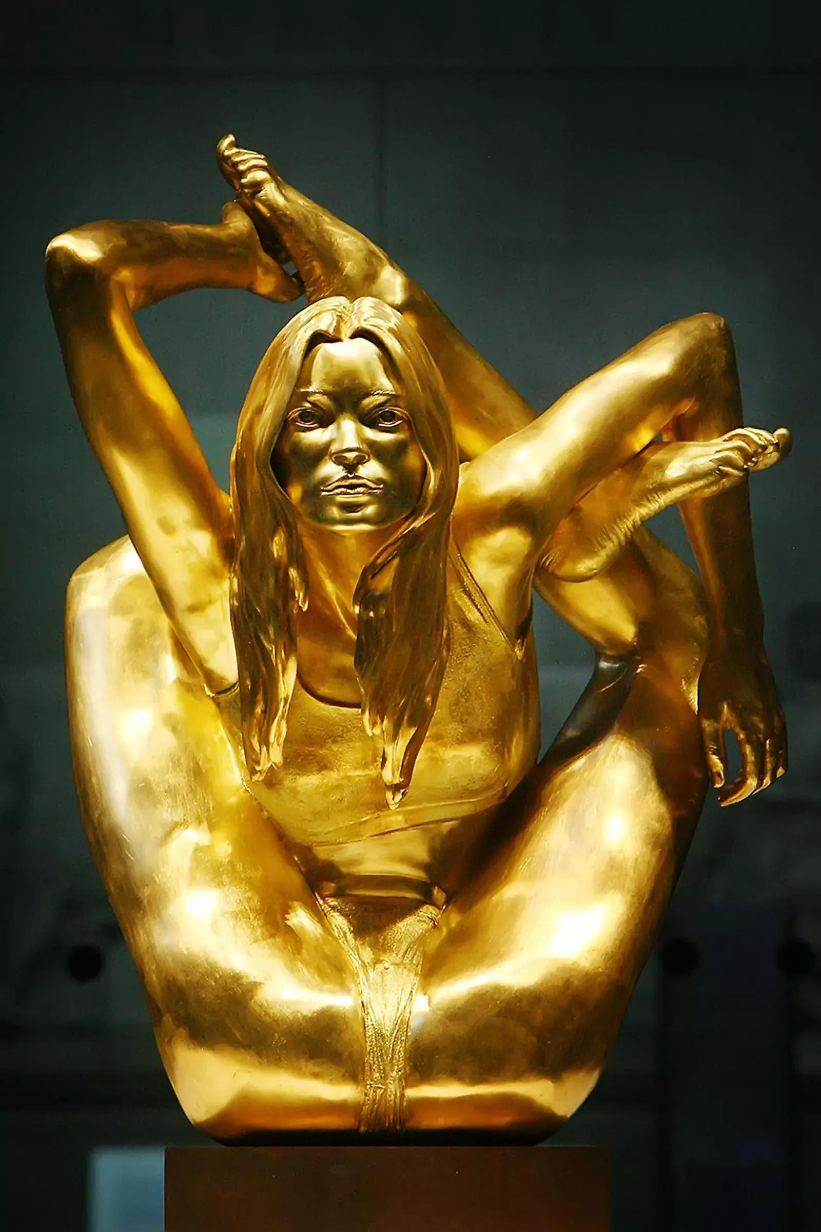Золотая скульптура Кейт Мосс в позе йоги «Сирена»