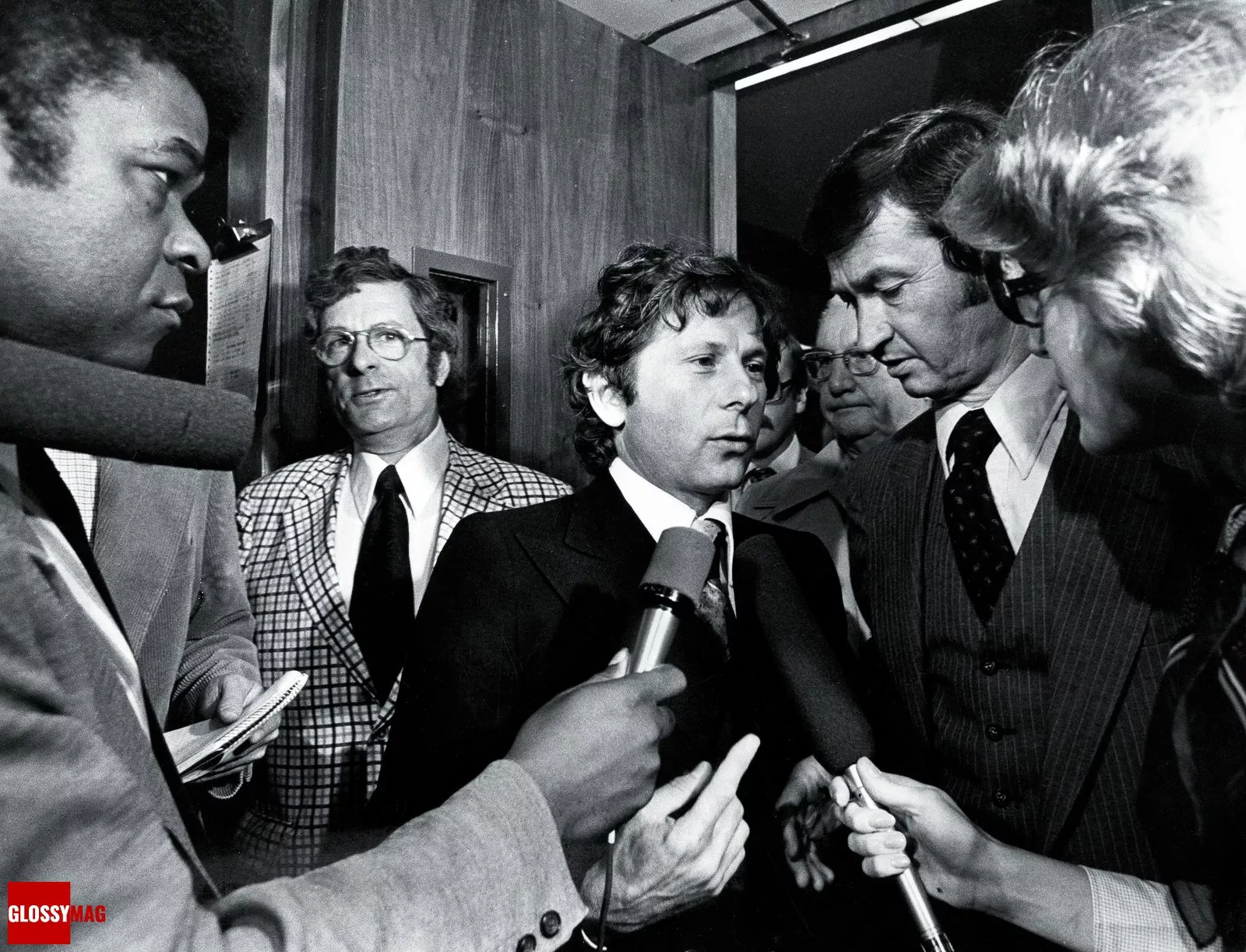 Роман Полански в окружении репортеров в здании суда Санта-Моники, 1977 г.