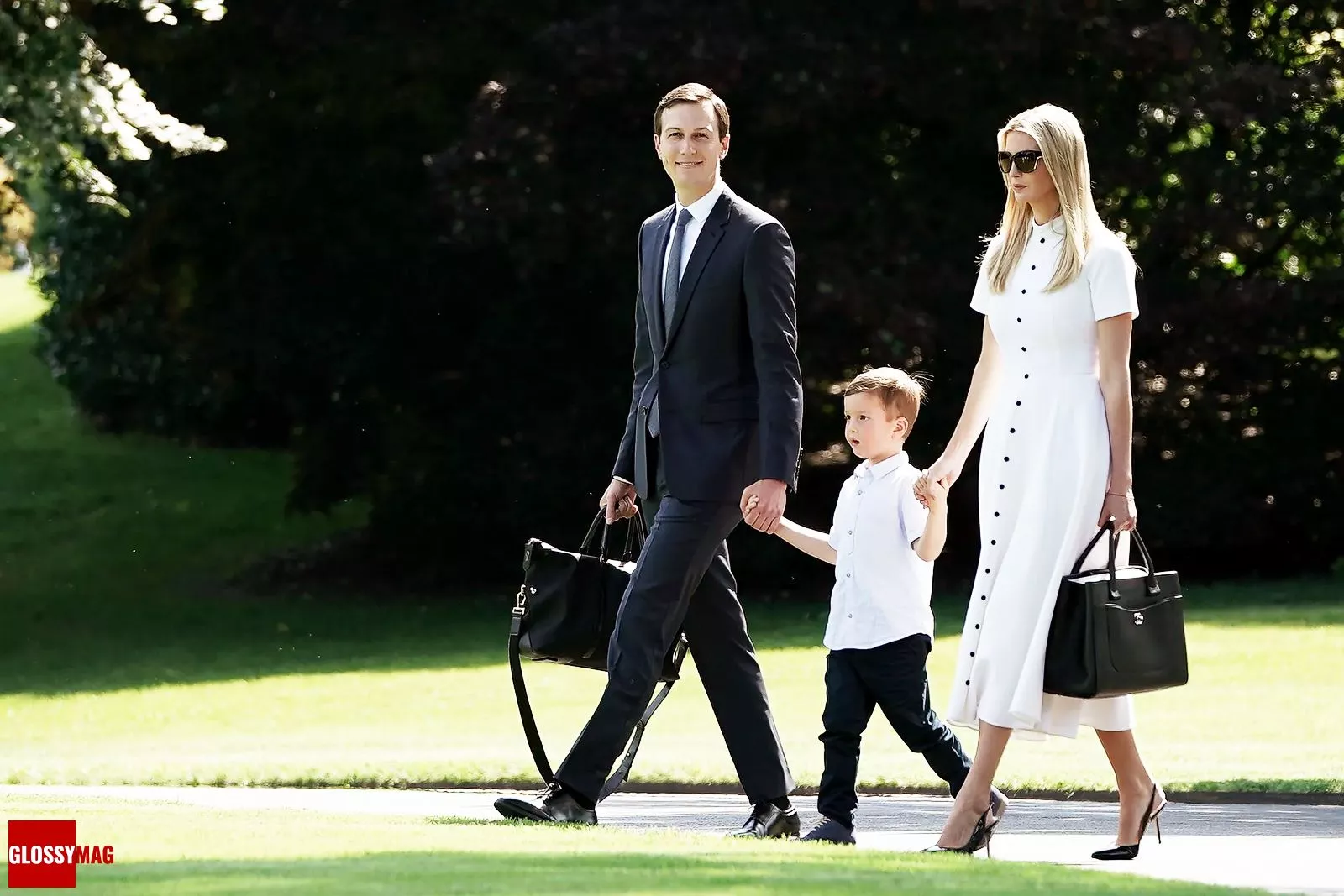 Джаред Кушнер и Иванка Трамп с сыном Джозефом Кушнером прогуливаются по Южной лужайке Белого дома в Вашингтоне, 29 июня 2018 г.