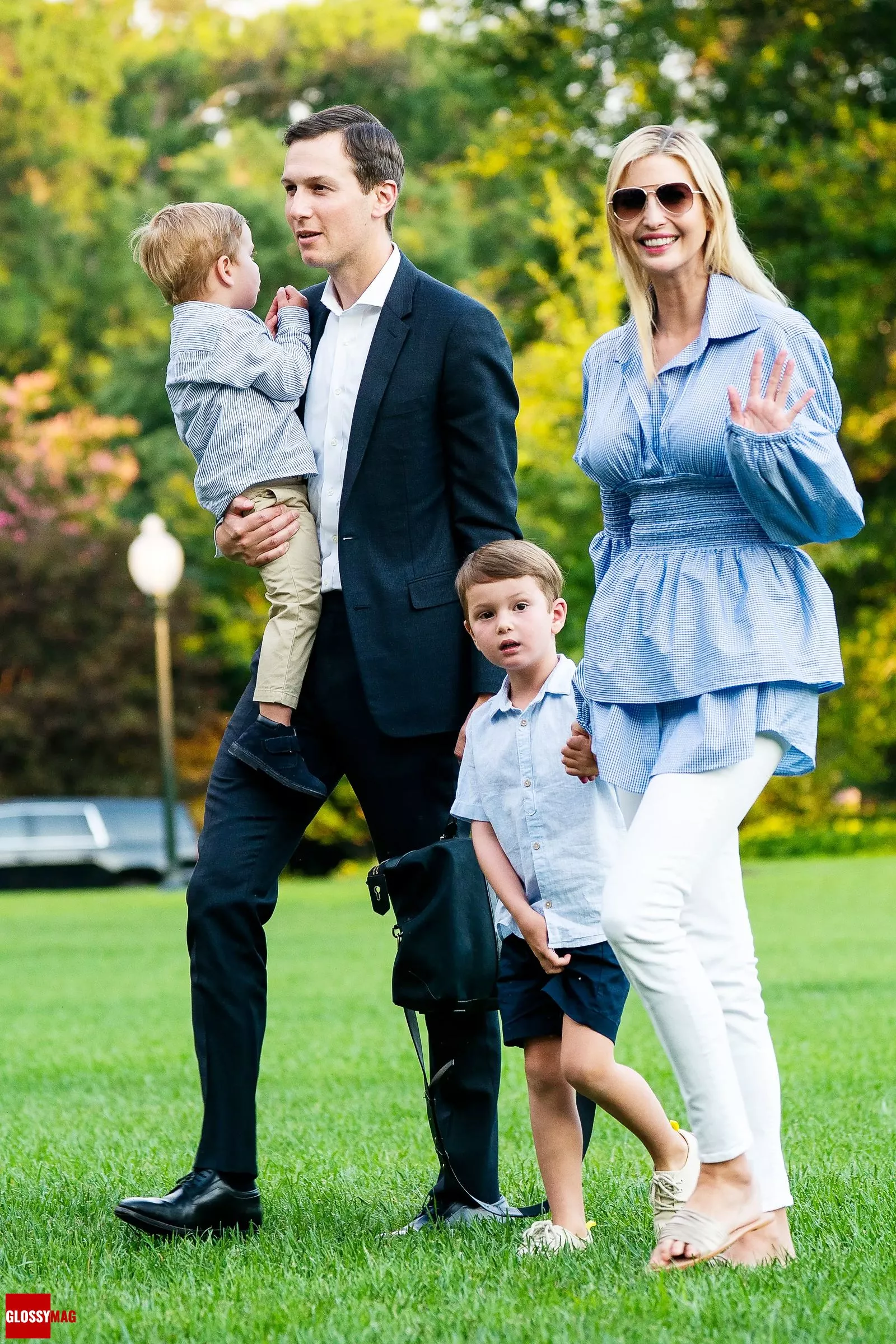 Джаред Кушнер и Иванка Трамп со своими детьми Теодором и Джозефом прогуливаются по Южной лужайке Белого дома в Вашингтоне, 29 июля 2018 г.