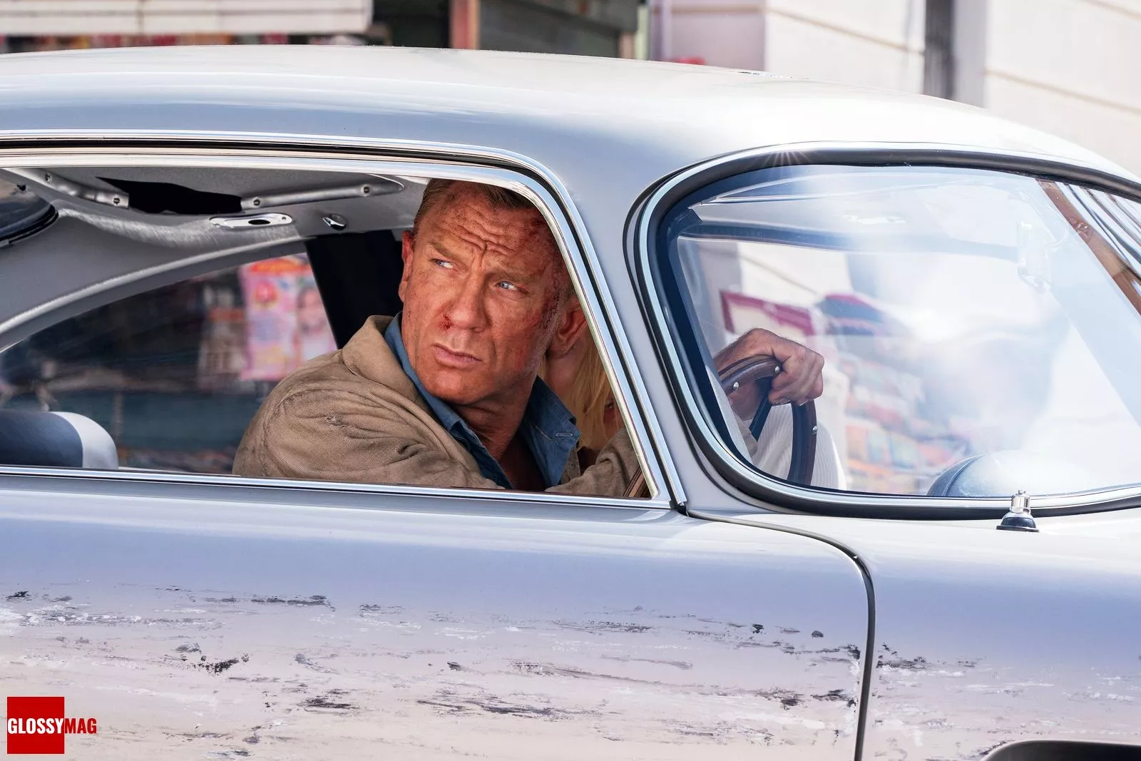 Джеймс Бонд в исполнении Дэниела Крейга в автомобиле Aston Martin DB5 в фильме «Не время умирать»