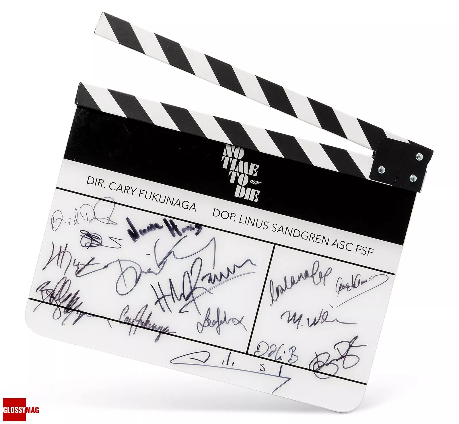 Хлопушка с автографами съемочной команды фильма «Не время умирать»