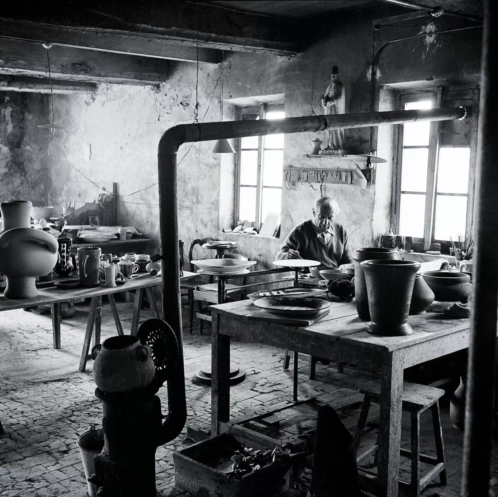 Пабло Пикассо за работой в мастерской керамики Madoura в Валлорисе. 1951 г. Фотограф Эдвард Куинн