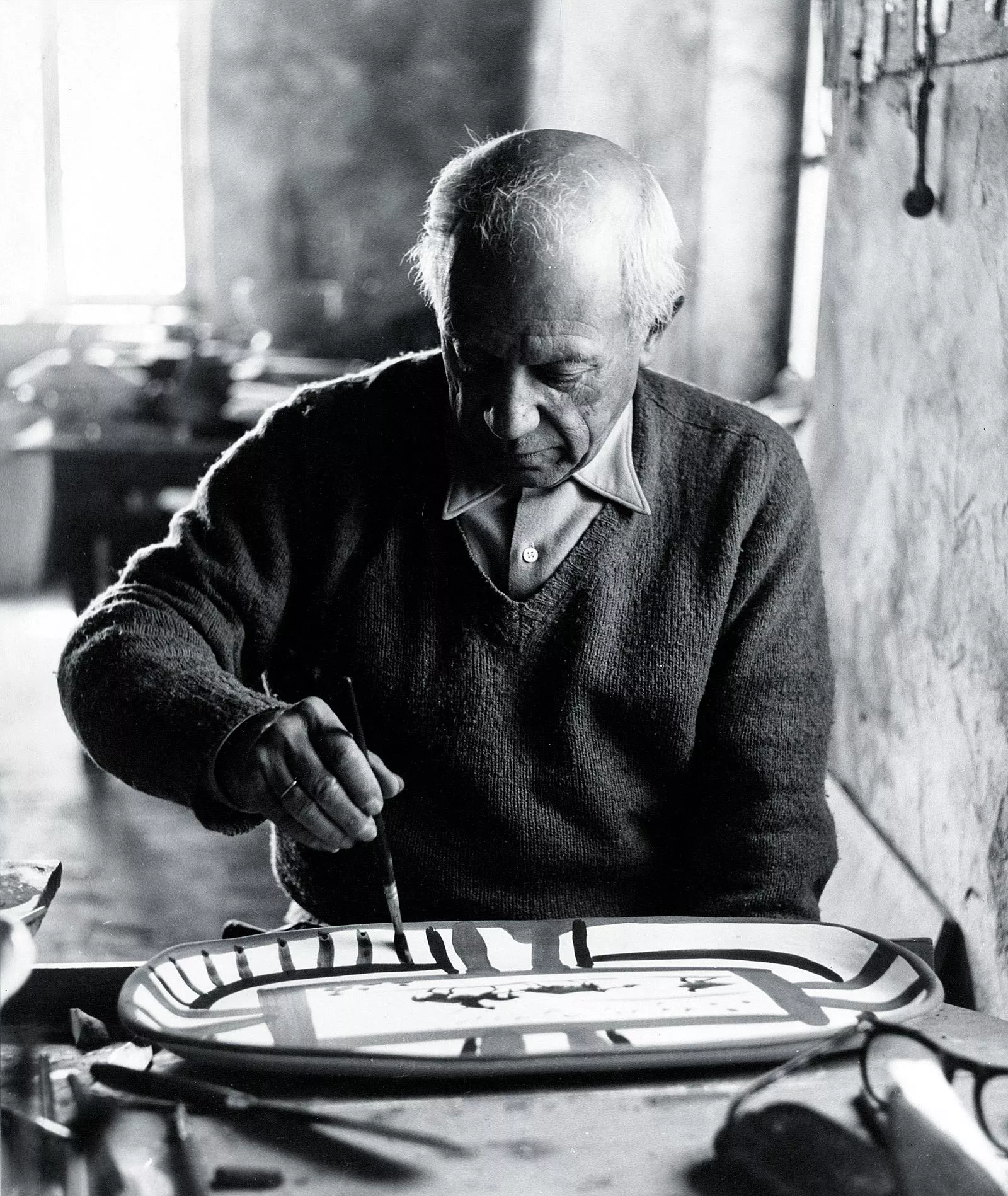 Пабло Пикассо за работой в мастерской Madoura в Валлорисе. 1965 г. Фотограф Эдвард Куинн