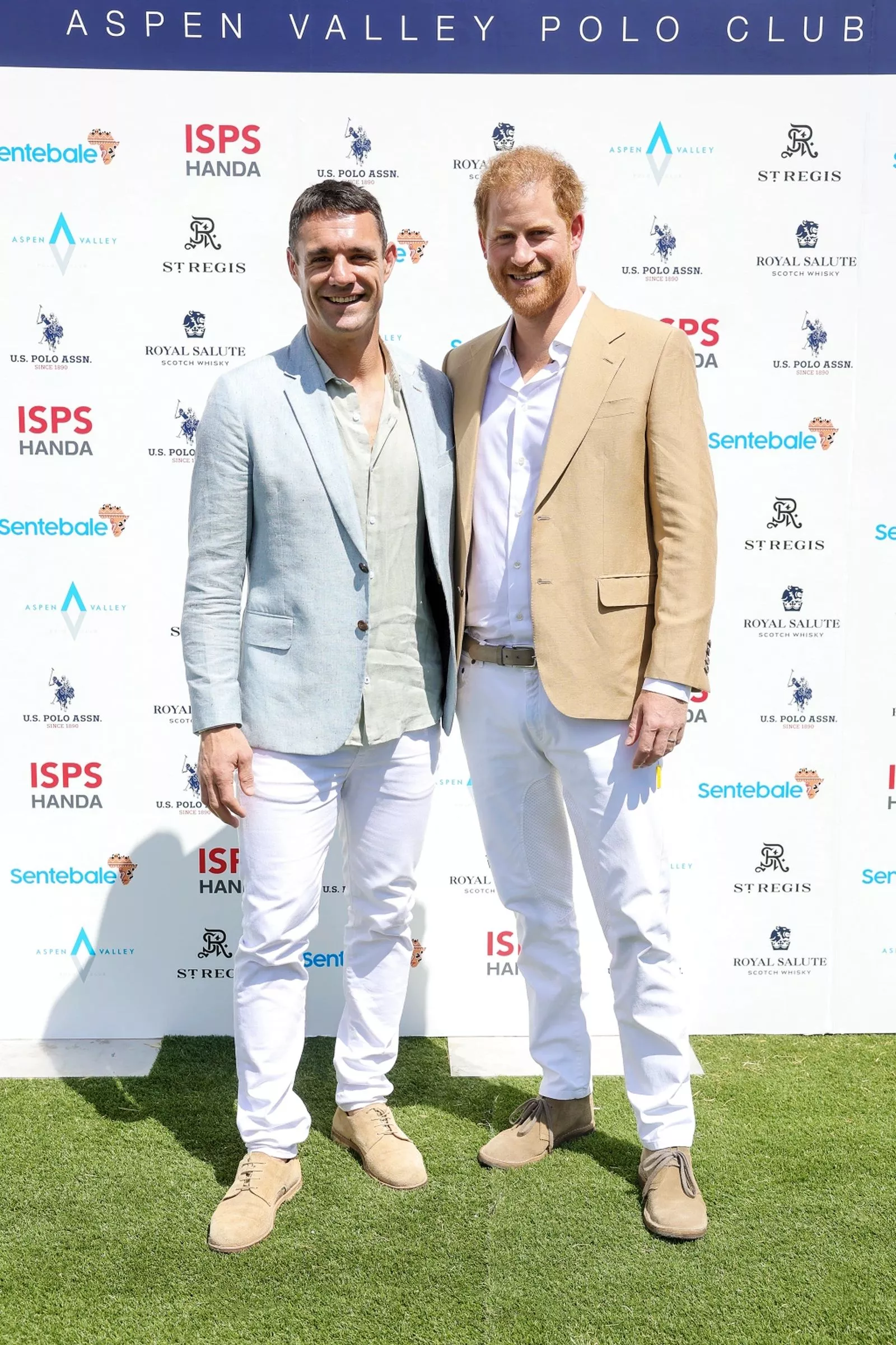 Посол ISPS Handa Дэн Картер и принц Гарри, герцог Сассекский, на турнире Sentebale ISPS Handa Polo Cup 2022 в Аспене, 25 августа 2022 г.