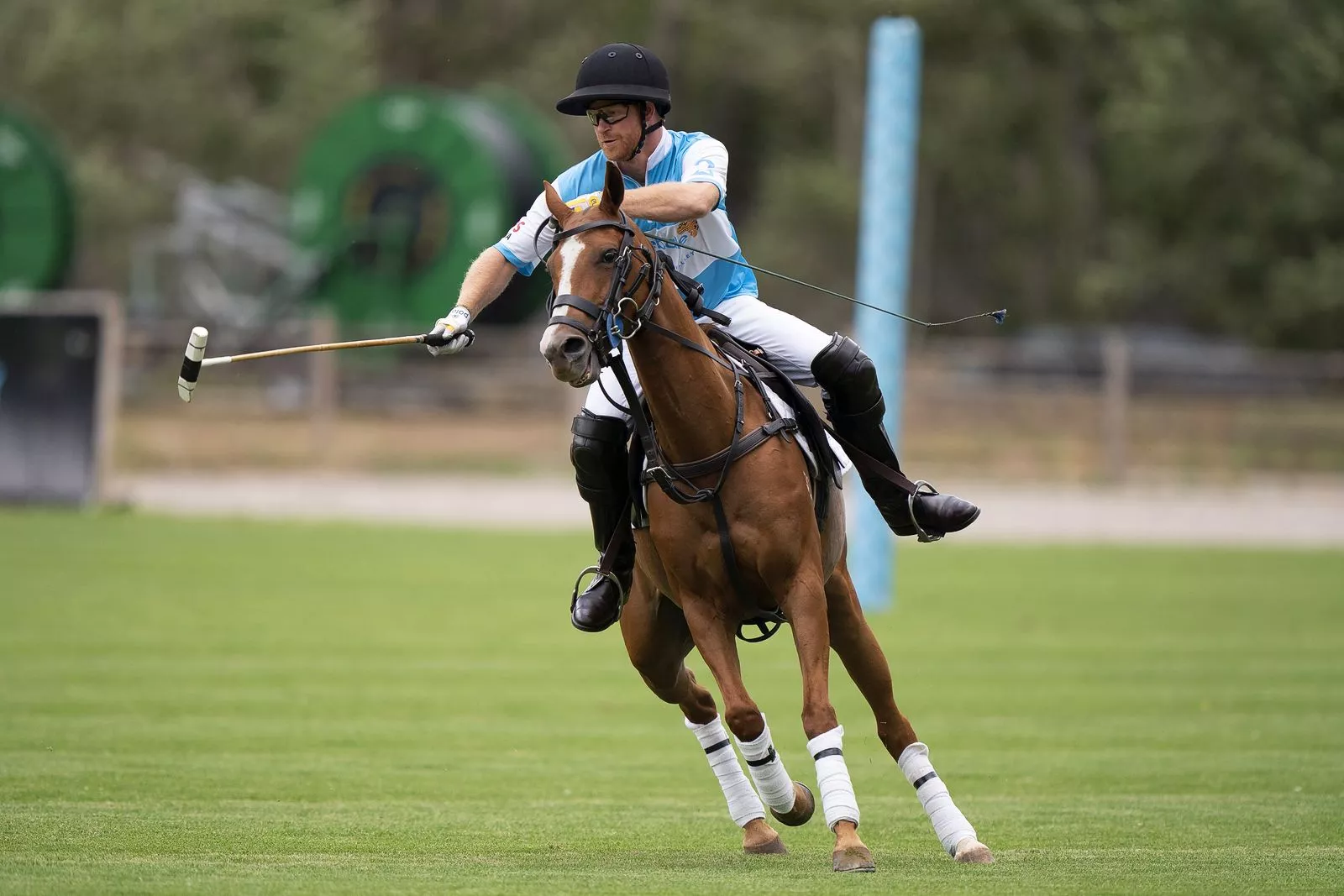 Принц Гарри, герцог Сассекский, играет в поло во время турнира Sentebale ISPS Handa Polo Cup 2022 в Аспене, 25 августа 2022 г., фото 2