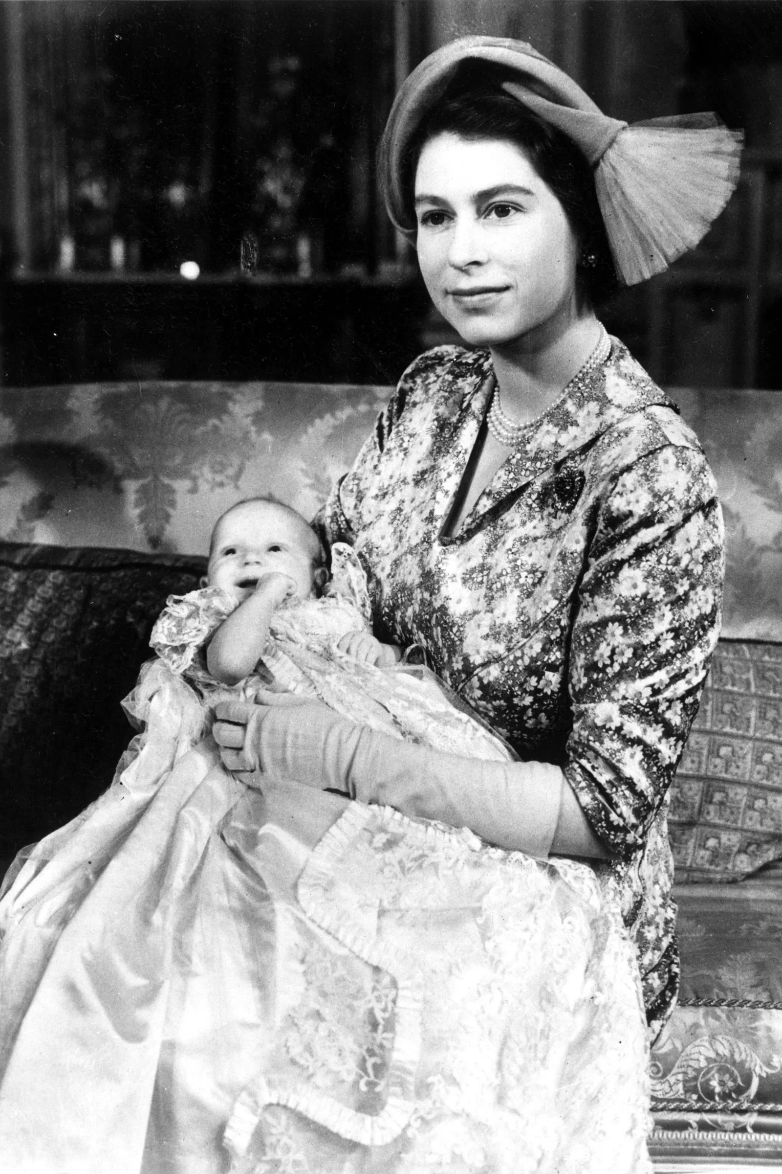 Принцесса Елизавета со своей маленькой дочерью Анной, 21 октября 1950 г.