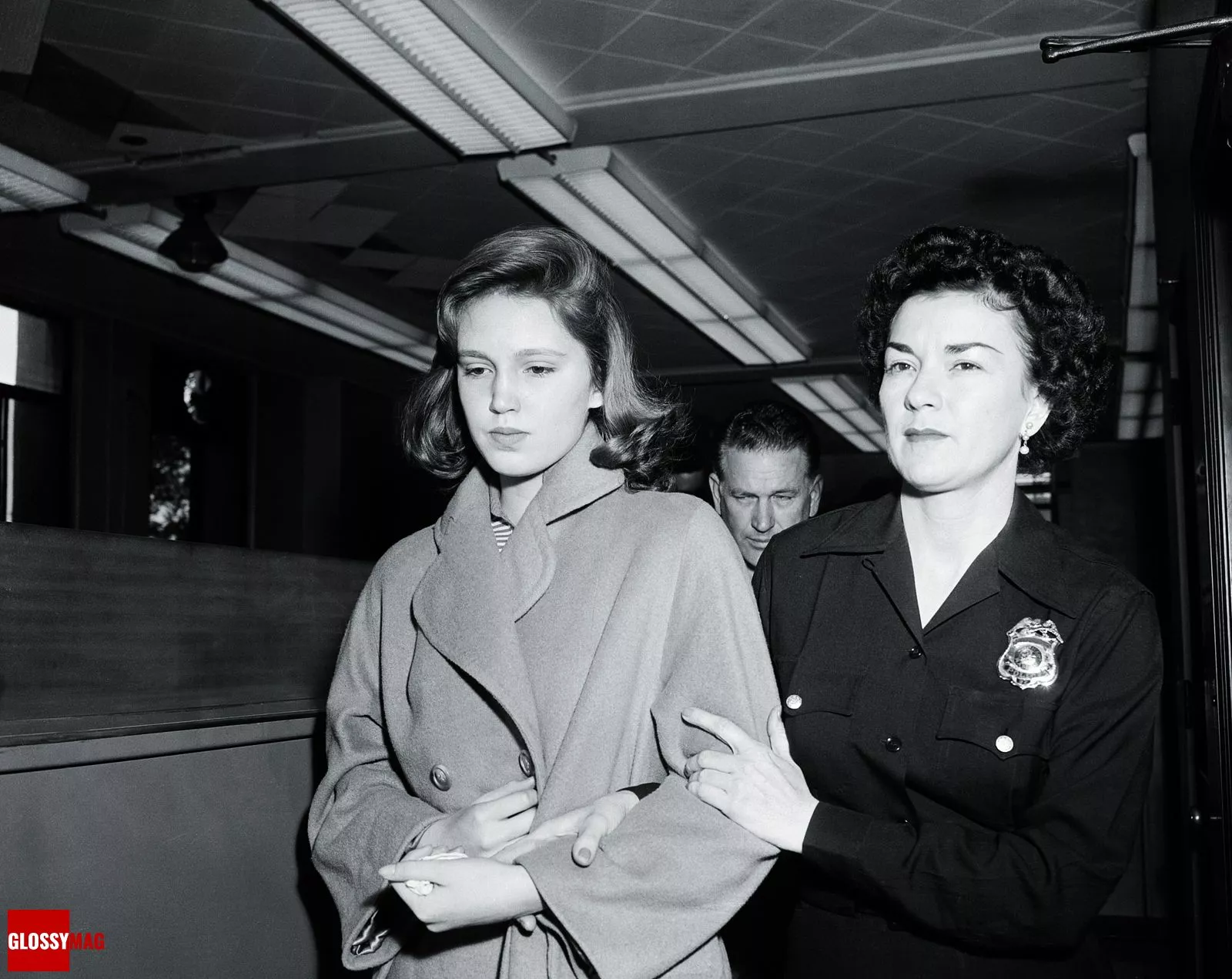 Шерил Крейн, дочь Стива Крейна и актрисы Ланы Тернер, сопровождает в колонию для несовершеннолетних женщина-полицейский Маргарет Вайсберг, 5 апреля 1958 г.