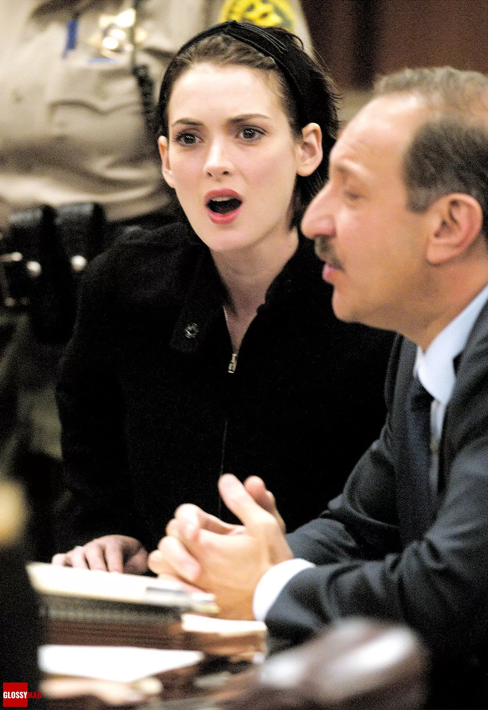 Вайнона Райдер слушает прения во время вынесения приговора по делу о краже в магазине, 6 декабря 2002 г.