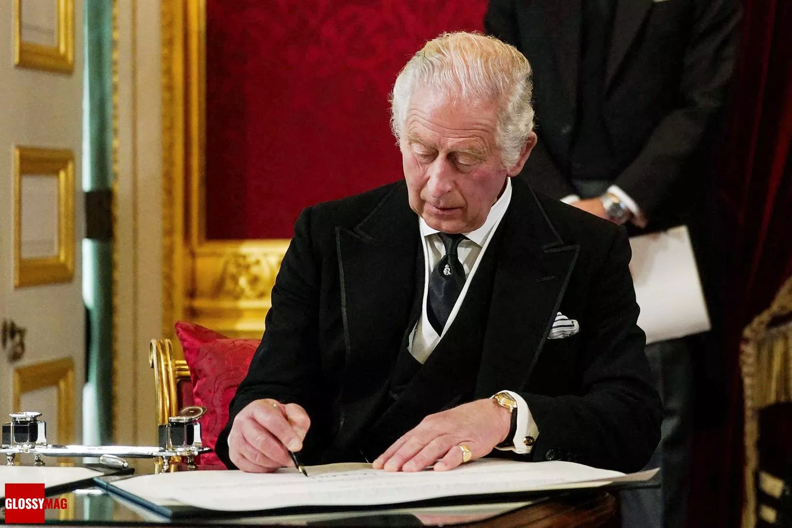 Карл III подписывает клятву обеспечивать безопасность Англиканской церкви Шотландии на заседании Совета по присоединению, провозглашающем его вступление на престол, Лондон, 10 сентября 2022 г.