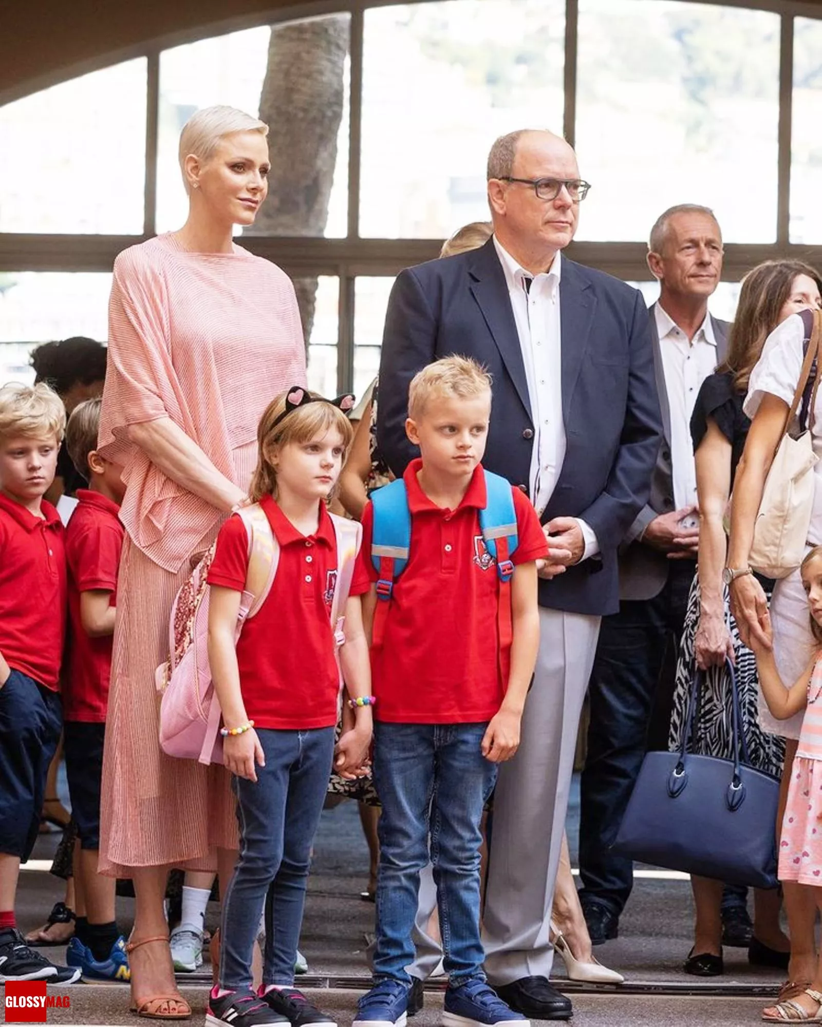Княгиня Монако Шарлен и князь Альбер II провожают своих детей, принцессу Габриэллу и принца Жака, в школу