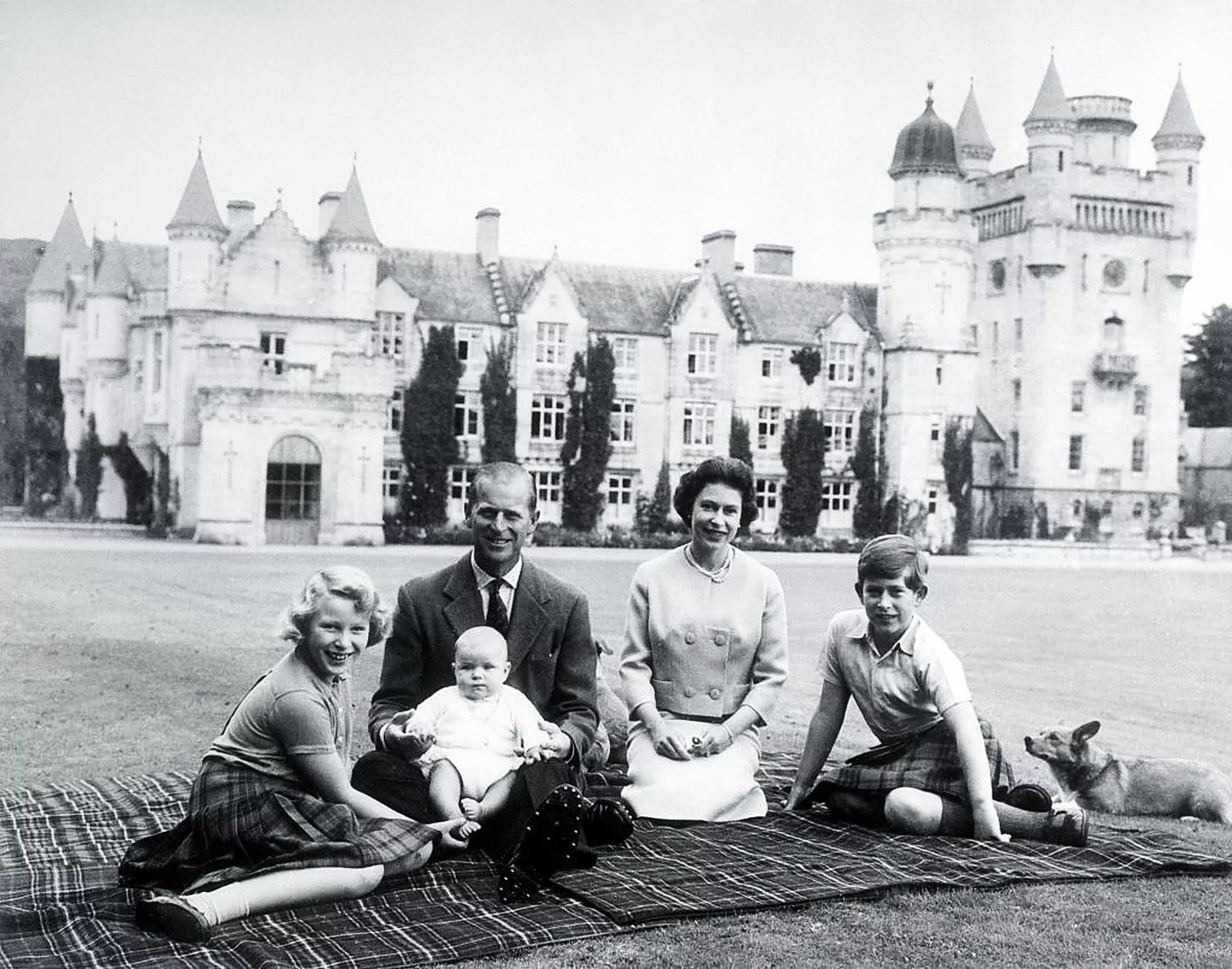 Королева Елизавета II и принц Филипп с тремя своими детьми: принцессой Анной, принцем Эндрю и принцем Чарльзом в замке Балморал, 1960 г.