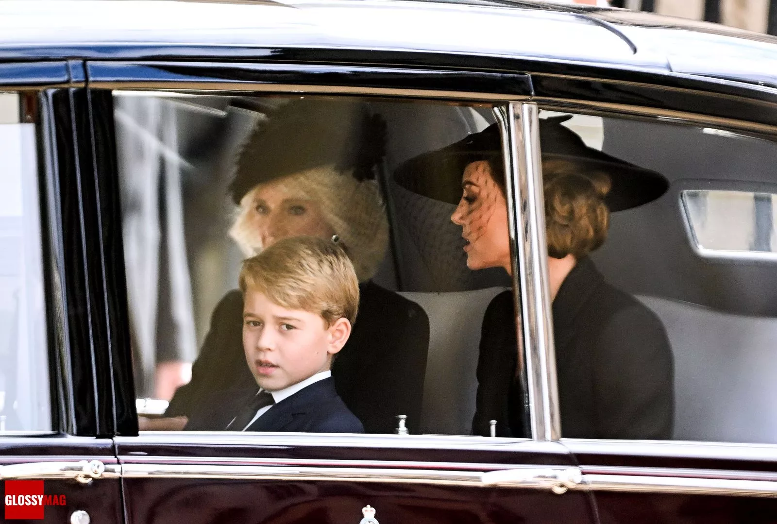 Один из правнуков королевы, принц Джордж, со своей матерью Кэтрин, принцессой Уэльской, и мачехой Камиллой, королевой-консортом на похоронах королевы Елизаветы II, 19 сентября 2022 г.