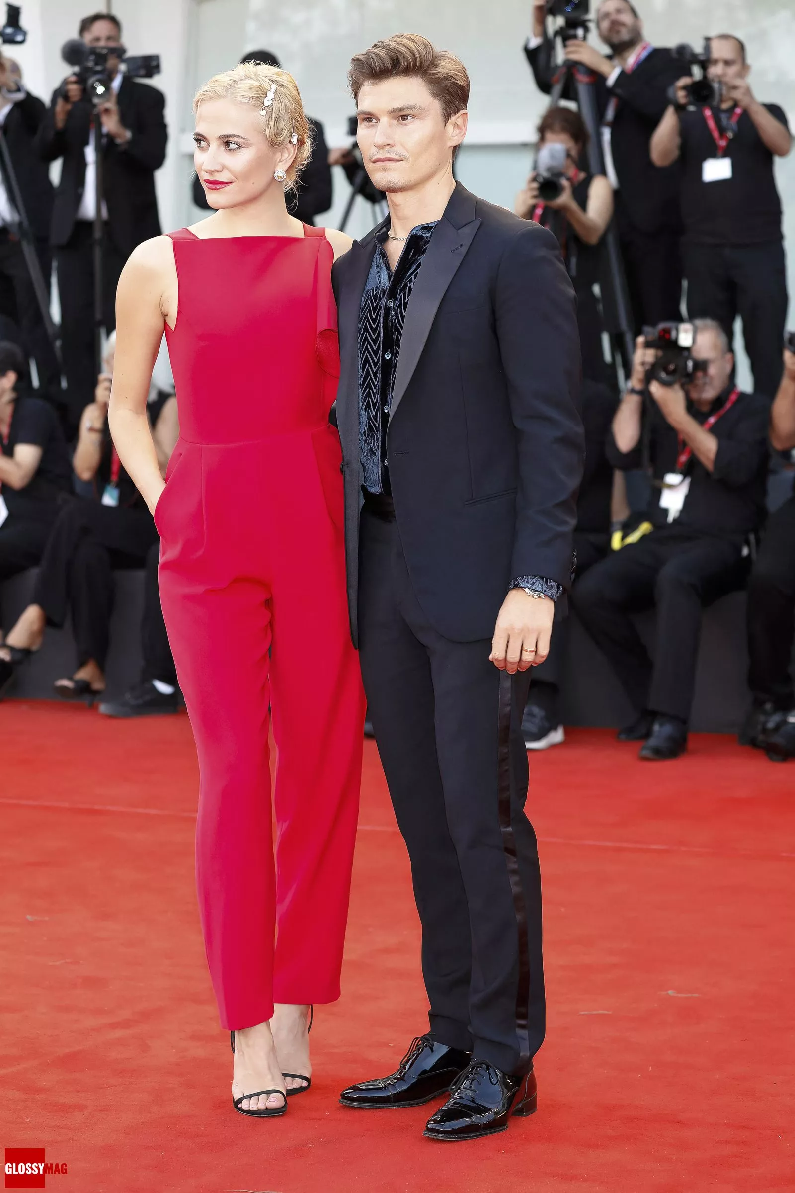 Пикси Лотт и Оливер Чешир на церемонии открытия 79-го Венецианского международного кинофестиваля, 31 августа 2022 г.