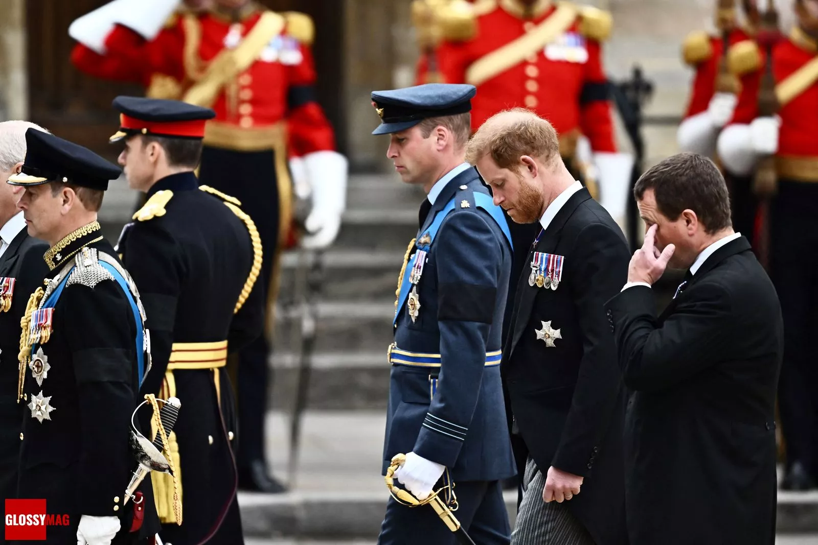 Принц Уильям, принц Гарри и их двоюродный брат Питер Филлипс (сын принцессы Анны) идут за гробом своей бабушки королевы Елизаветы II, 19 сентября 2022 г.