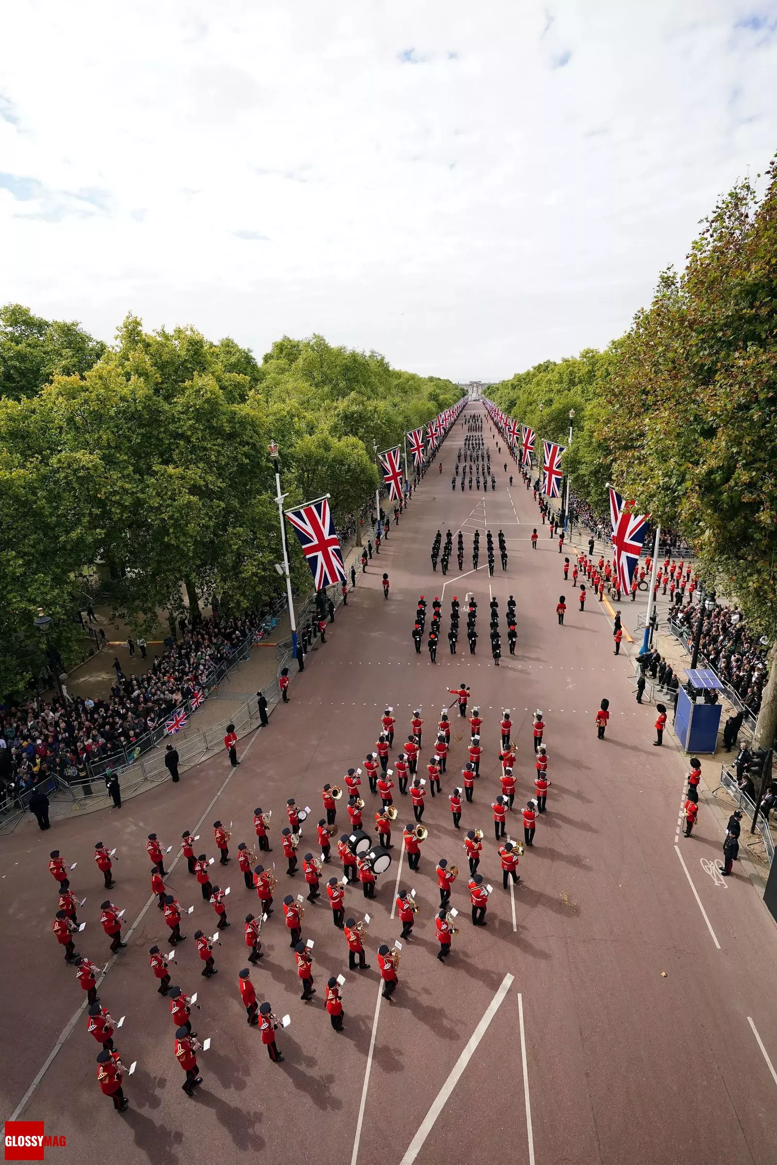 Участники военного оркестра маршируют в центре Лондона в день похорон королевы Елизаветы II, 19 сентября 2022 г.
