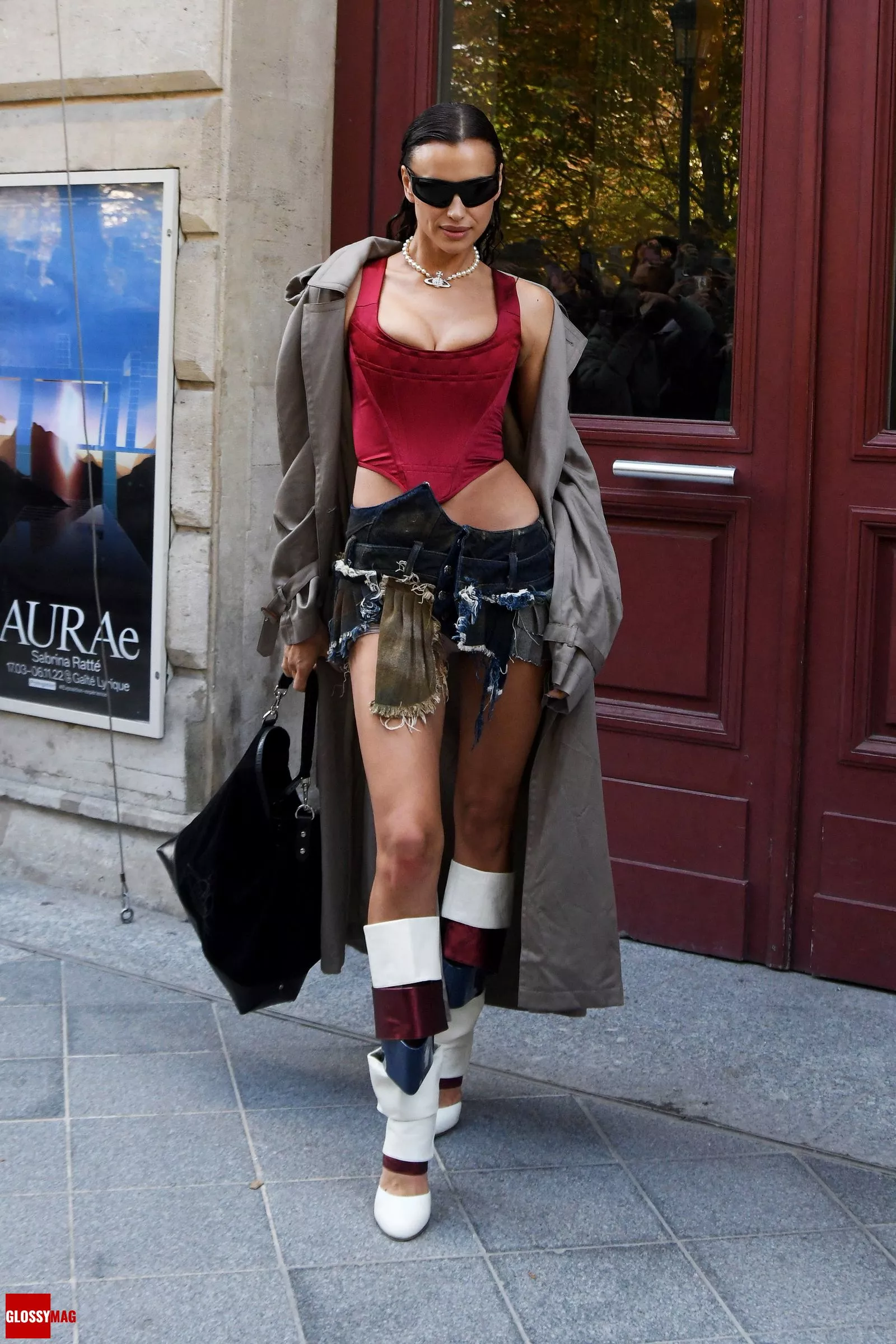 Ирина Шейк во время Недели моды в Париже, 1 октября 2022 г.