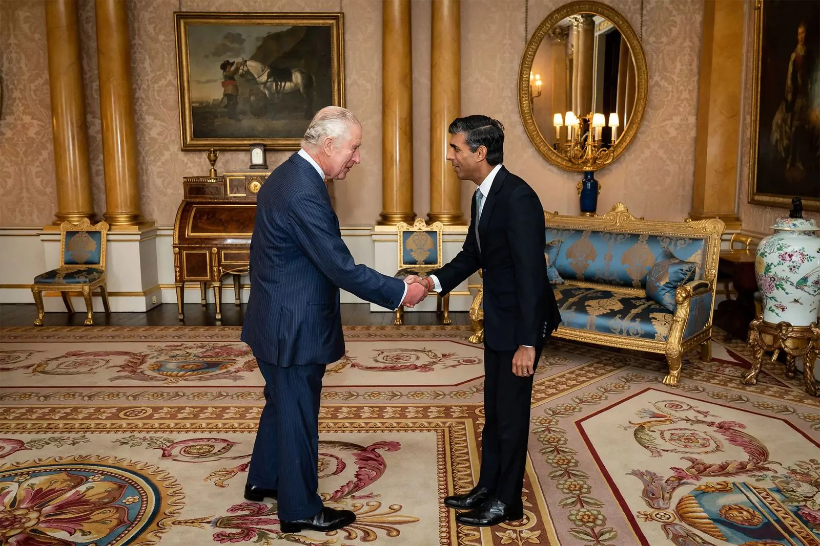 Король Великобритании Карл III приветствует нового премьер-министра Риши Сунака