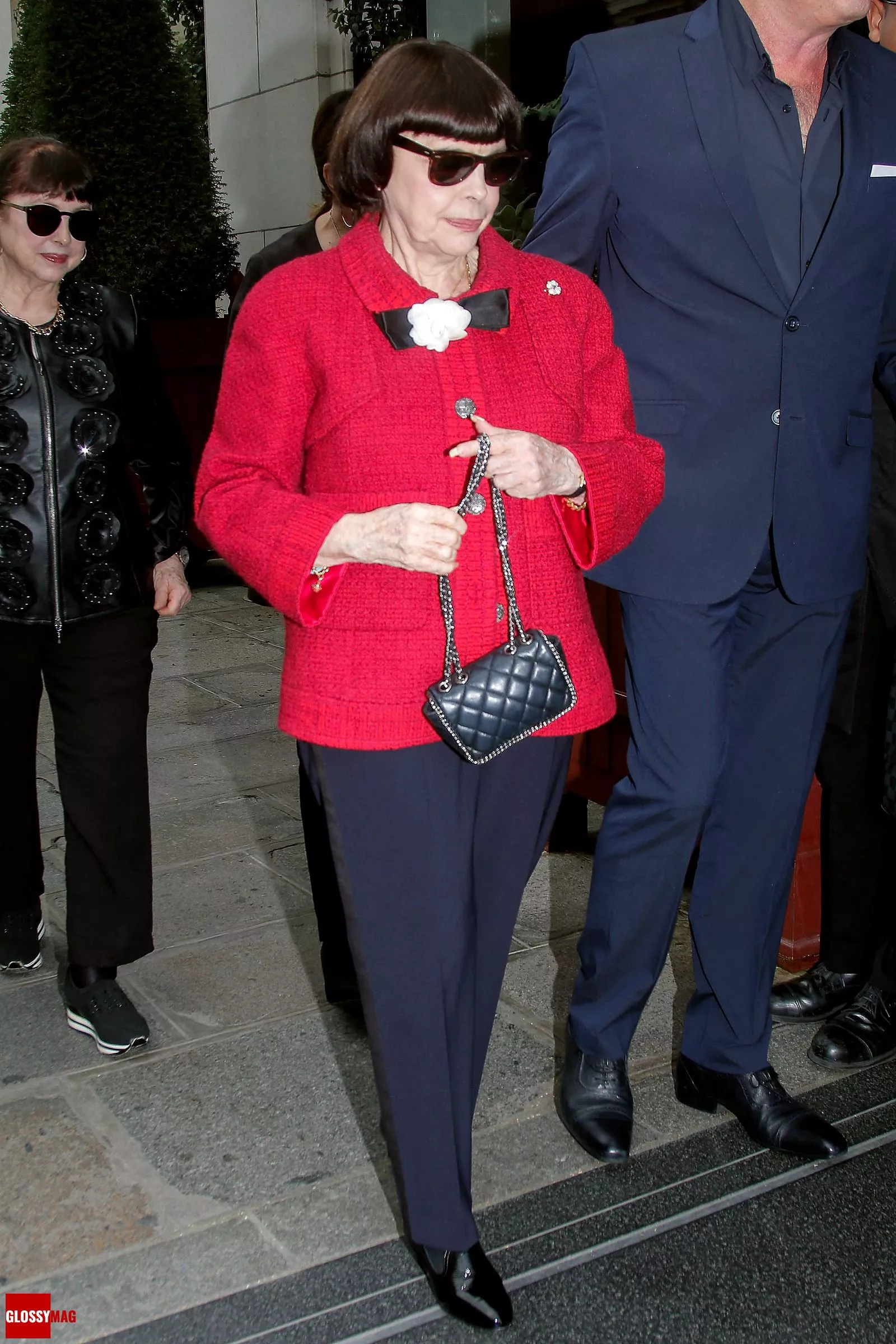 Мирей Матьё выходит из отеля во время Недели моды в Париже, 3 октября 2022 г., фото 1