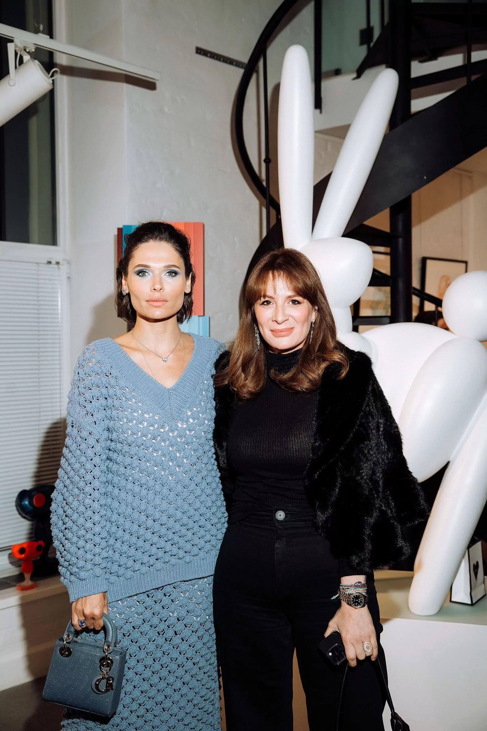 Полина Аскери и Диана Джанелли на выставке Тёмы Сюлева в Askeri Gallery