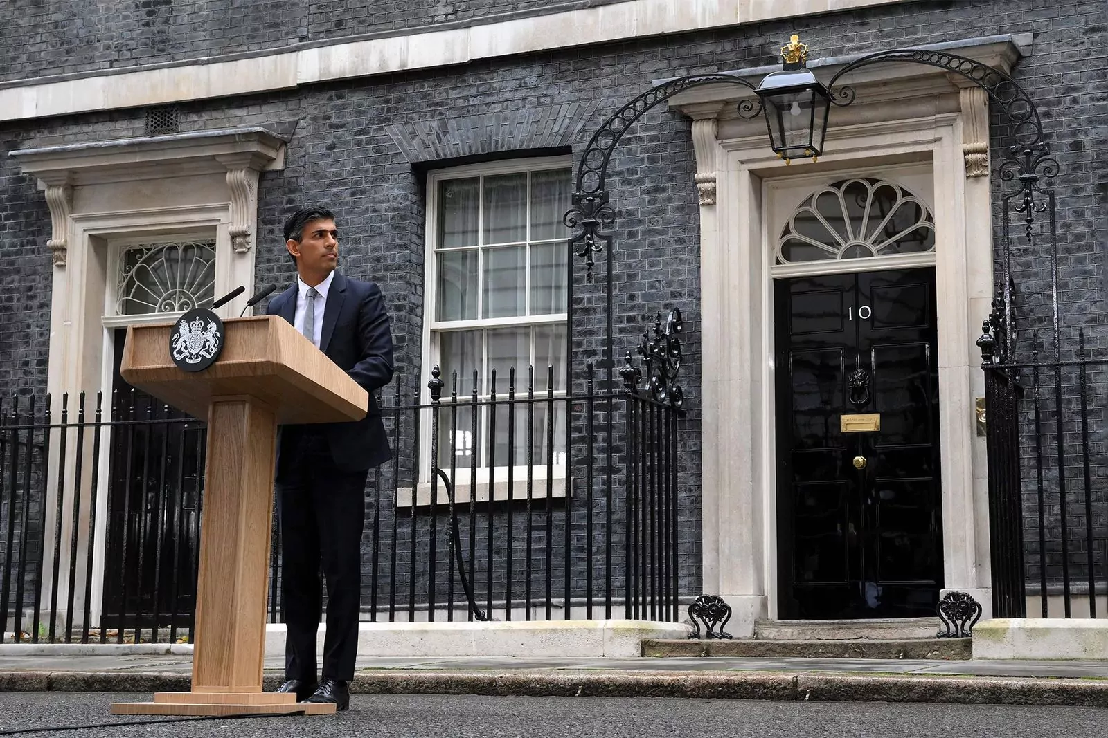 Премьер-министр Великобритании Риши Сунак произносит речь на Даунинг-стрит, 10