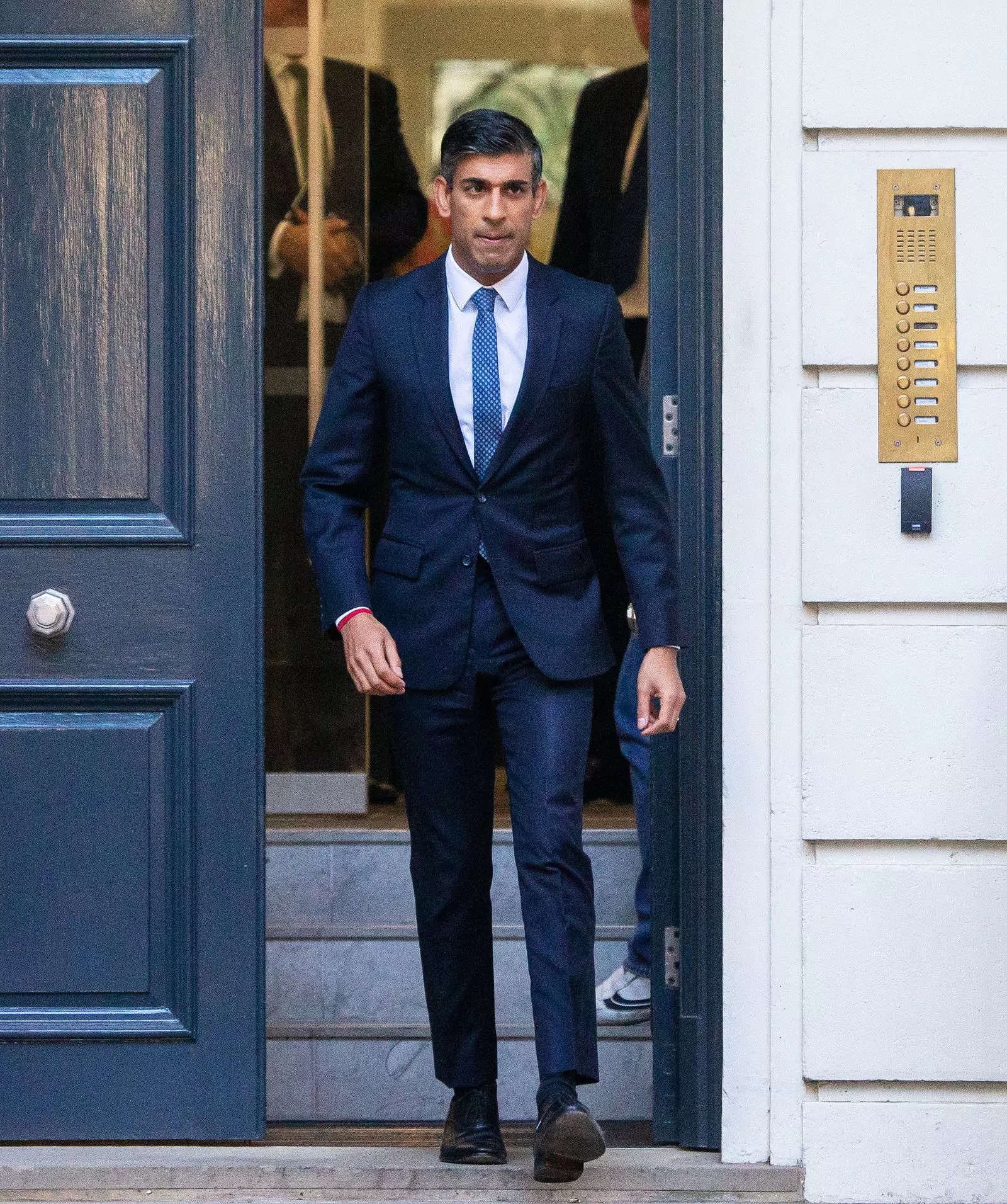 Риши Сунак выходит из своего дома, Лондон, 24 октября 2022 г., фото 7