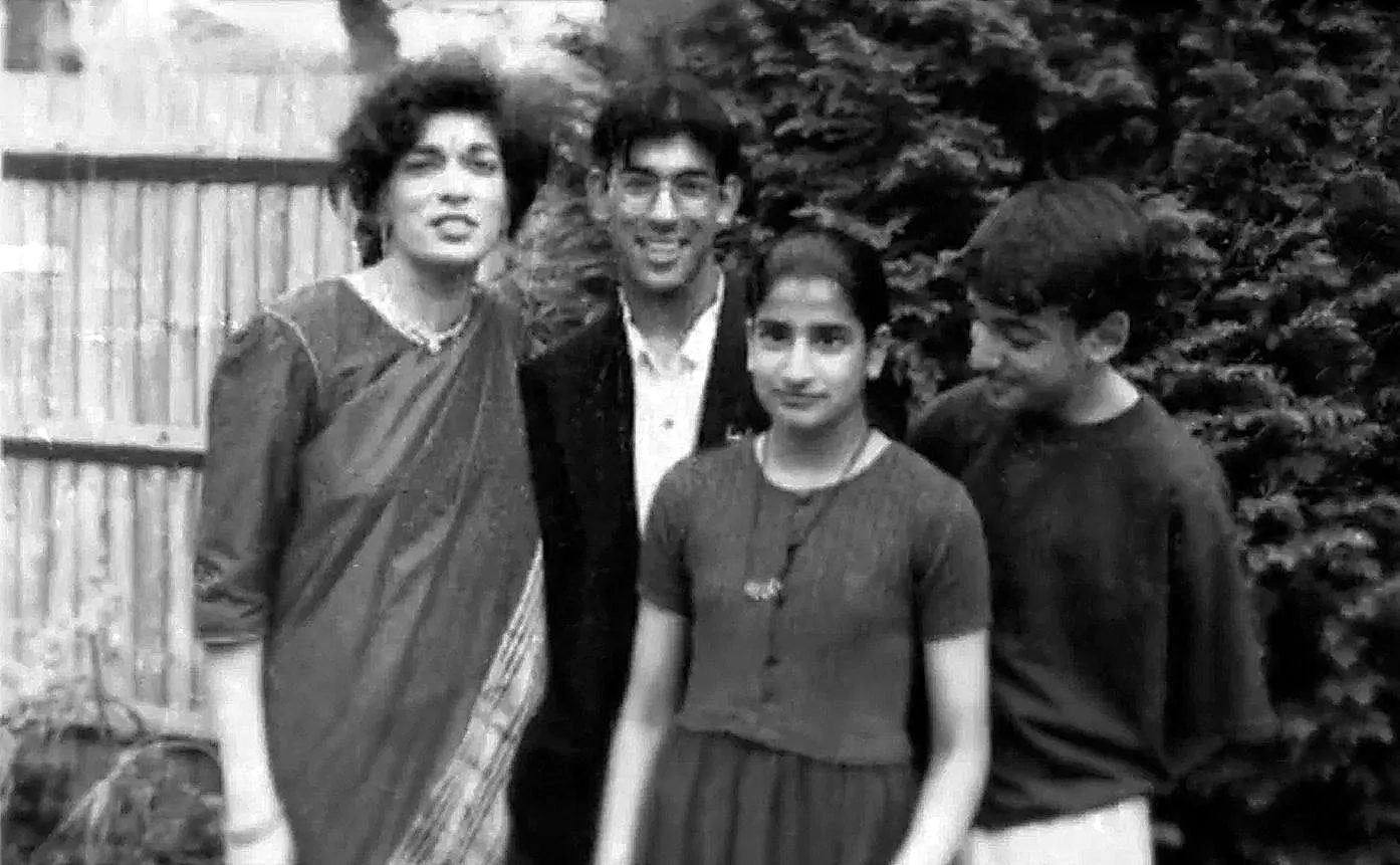 Уша Сунак со своими детьми – Риши, Санджаем и Ракхи
