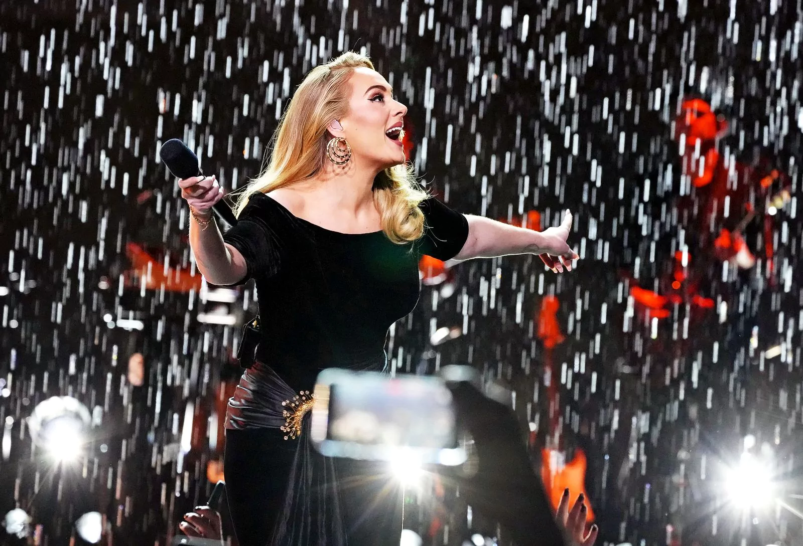Адель на открытии шоу «Weekends with Adele» в Лас-Вегасе, 18 ноября 2022 г., фото 3