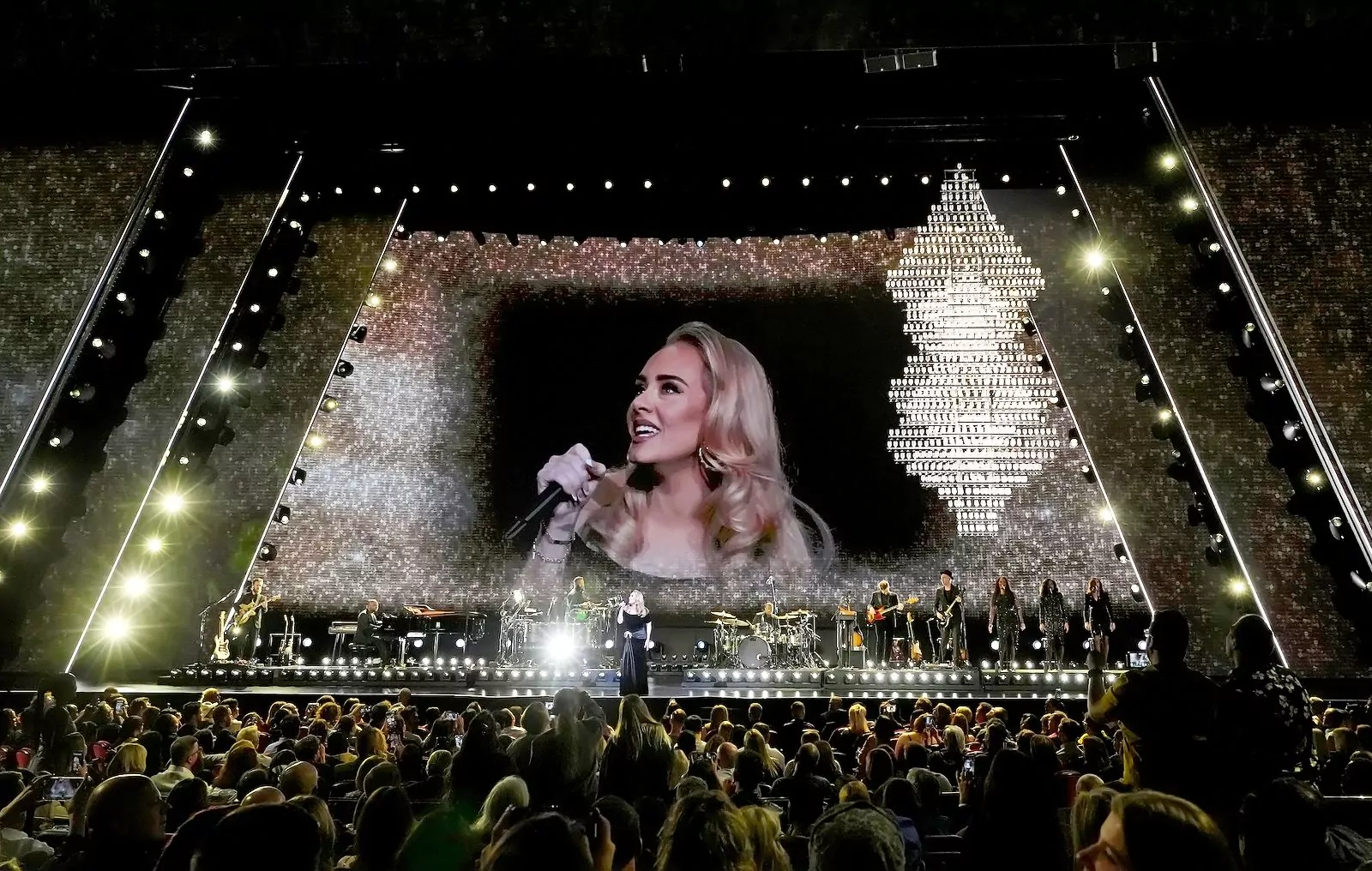 Адель на открытии шоу «Weekends with Adele» в Лас-Вегасе, 18 ноября 2022 г., фото 4