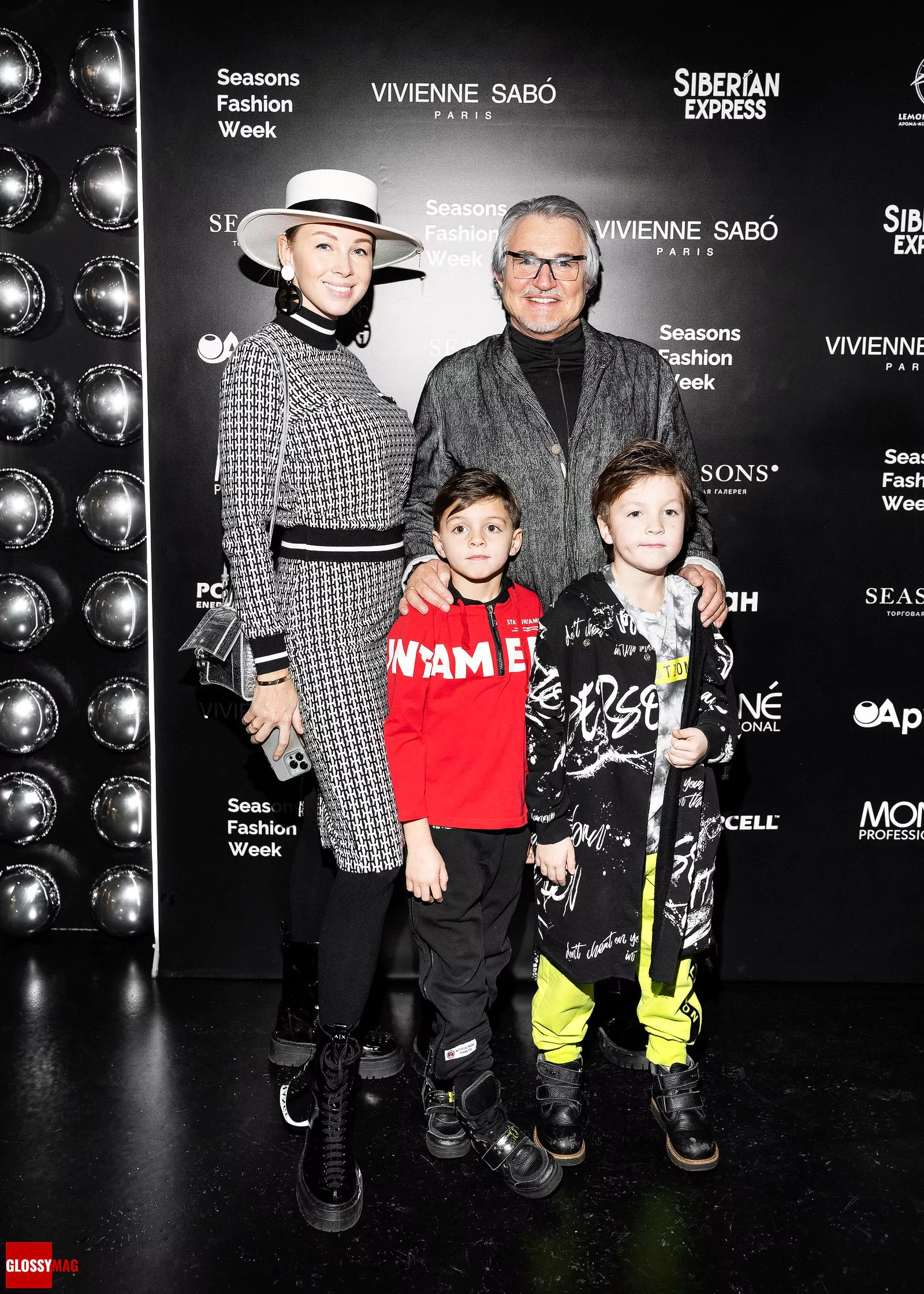 Дмитрий и Полина Дибровы с детьми на шоу Gulliver в рамках Seasons Fashion Week S/S 2023, 20 ноября 2022 г.