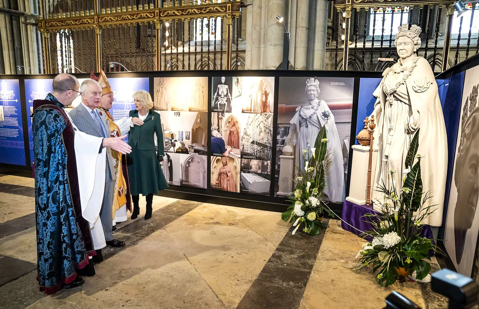 Королю Карлу III и королеве-консорту Камилле показывают уменьшенную копию статуи Елизаветы II