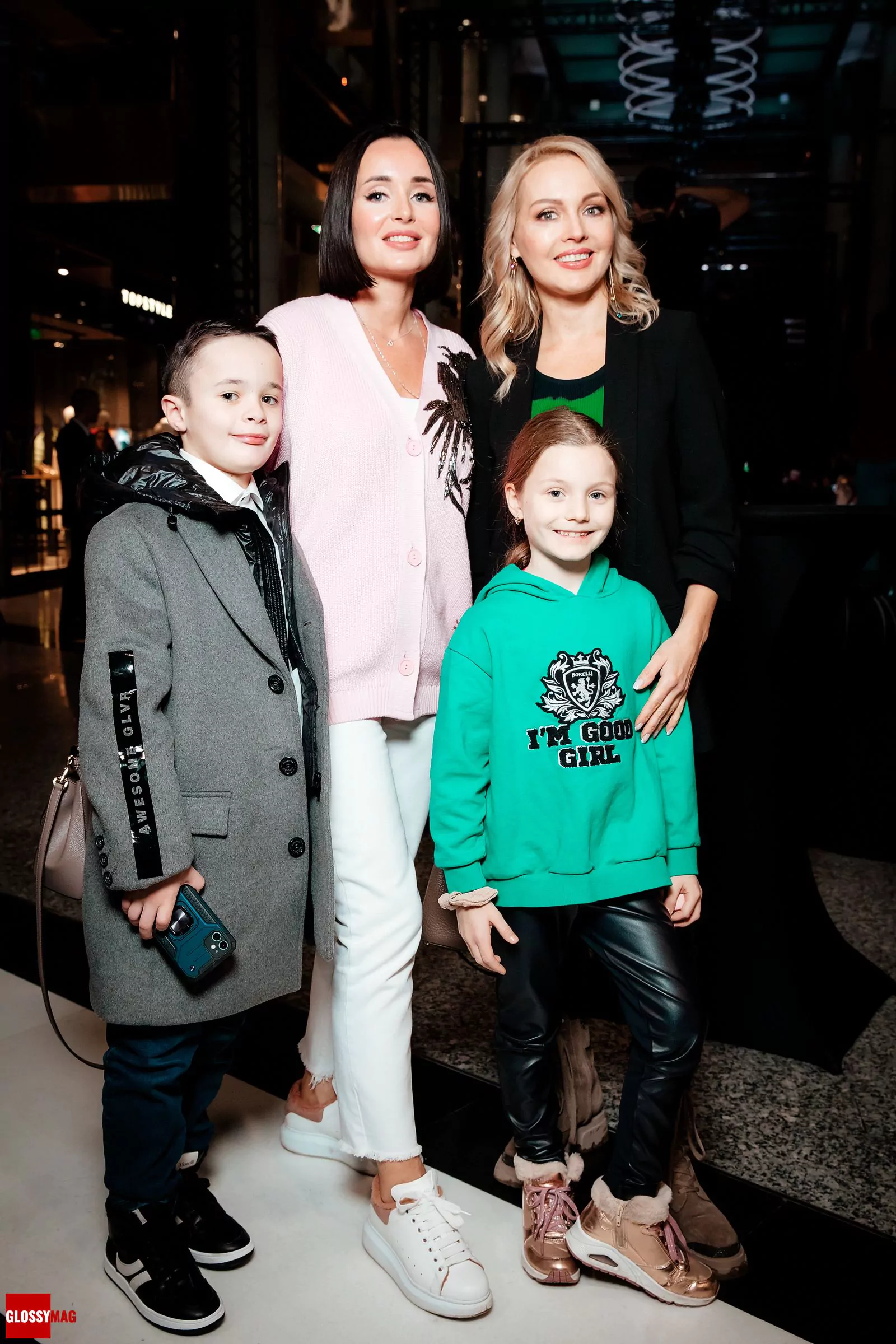 Поля Полякова и Ирина Сашина с детьми на шоу Gulliver в рамках Seasons Fashion Week S/S 2023, 20 ноября 2022 г.