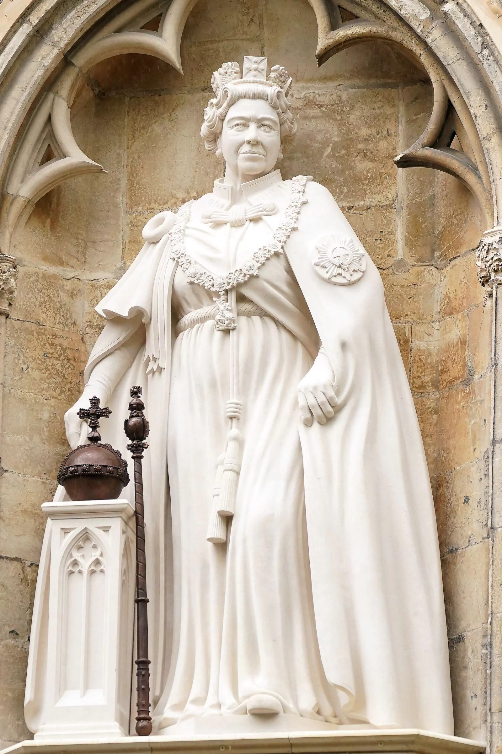 Статуя королевы Елизаветы II работы Ричарда Боссонса