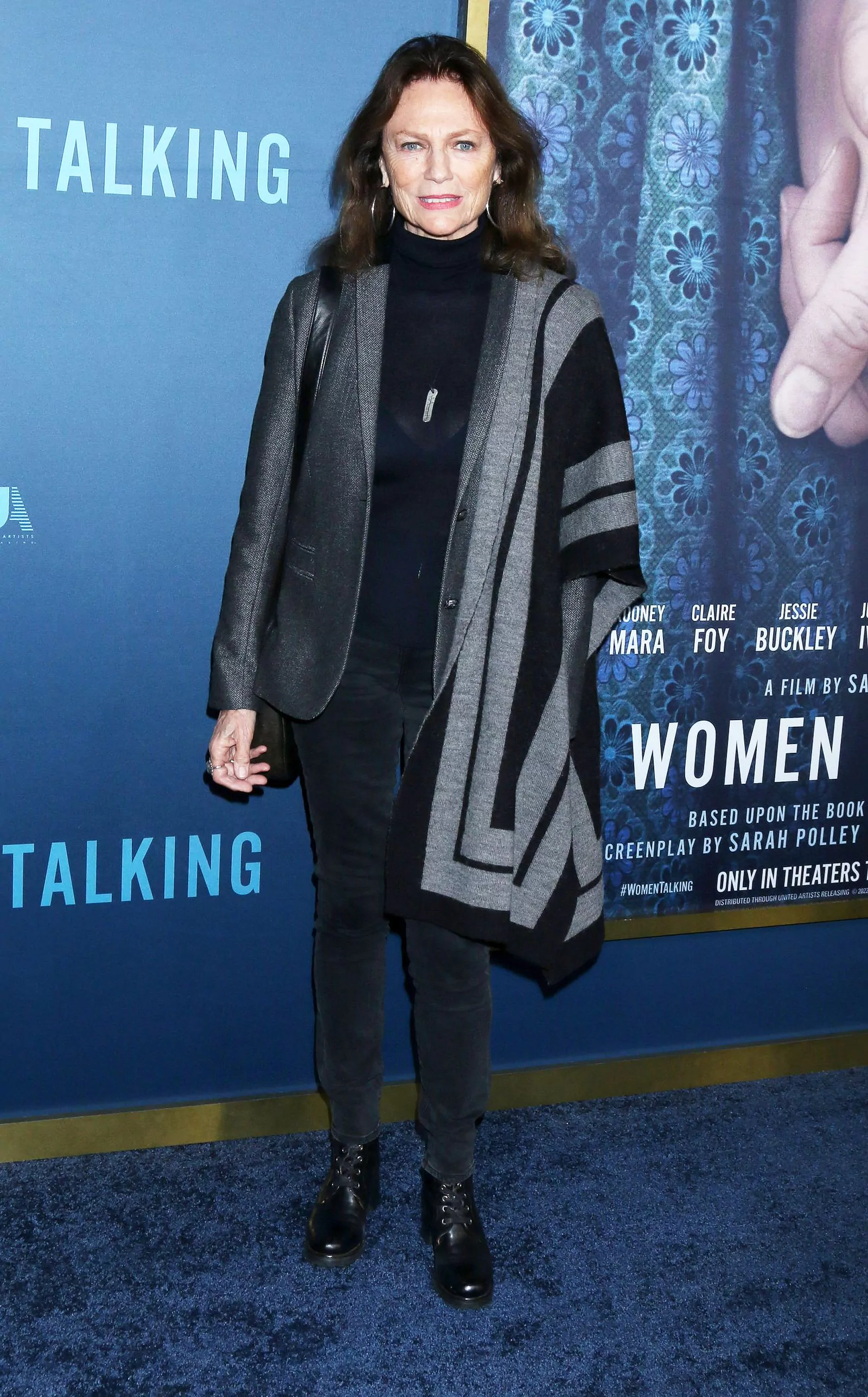 Жаклин Биссет на премьере фильма «Женщины говорят» в Беверли-Хиллз, 17 ноября 2022 г.