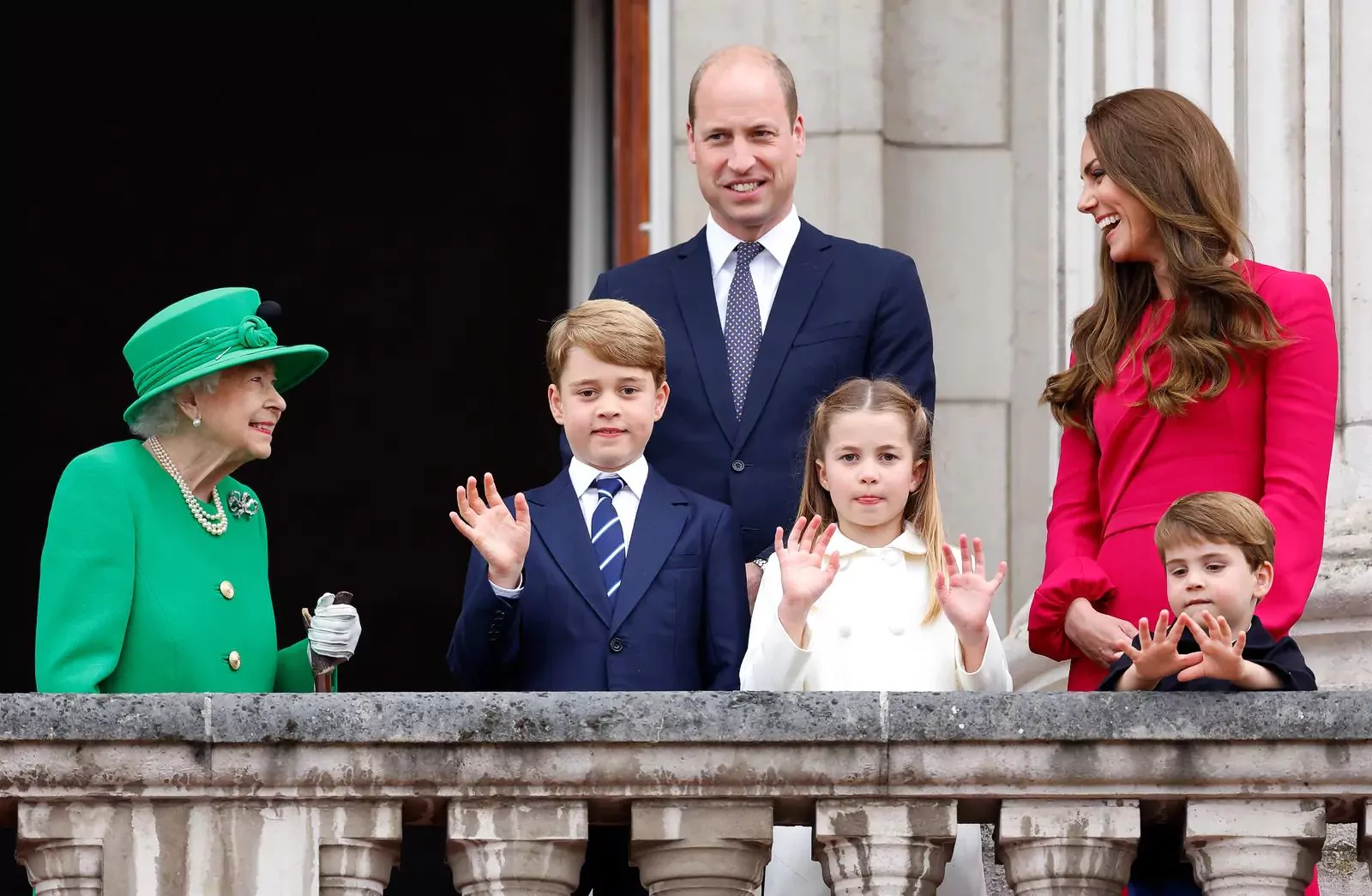 96-летняя королева Елизавета II, принц Уильям, Кейт Миддлтон, принц Джордж, принцесса Шарлотта и принц Луи на балконе Букингемского дворца