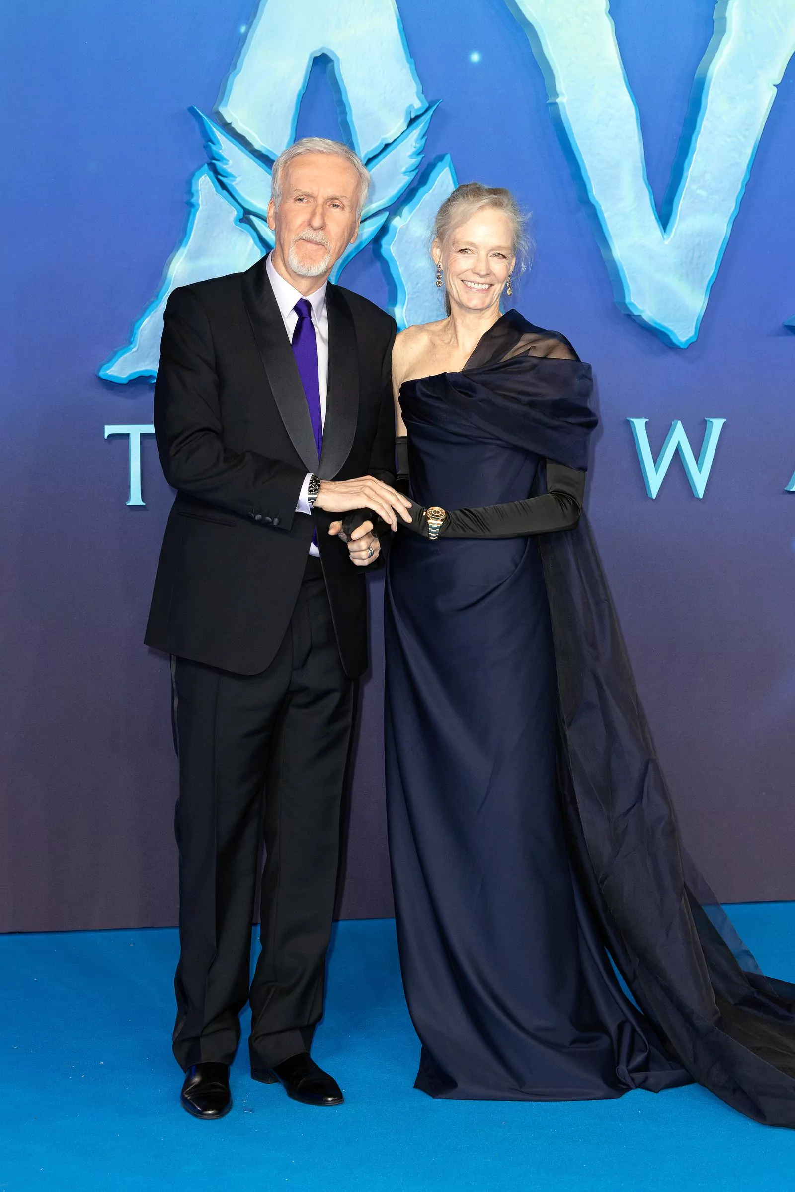 Джеймс Кэмерон с женой Сьюзи Эмис на мировой премьере фильма «Аватар: Путь воды» в Лондоне, 6 декабря 2022 г.