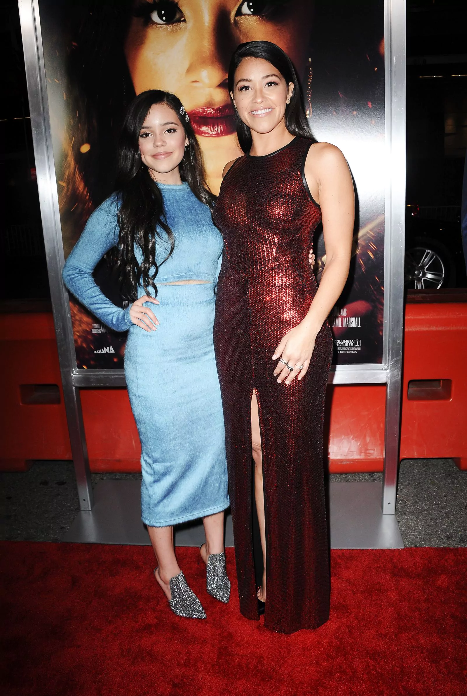 Дженна Ортега и Джина Родригес на премьере фильма «Мисс Пуля» в Лос-Анджелесе, 30 января 2019 г.