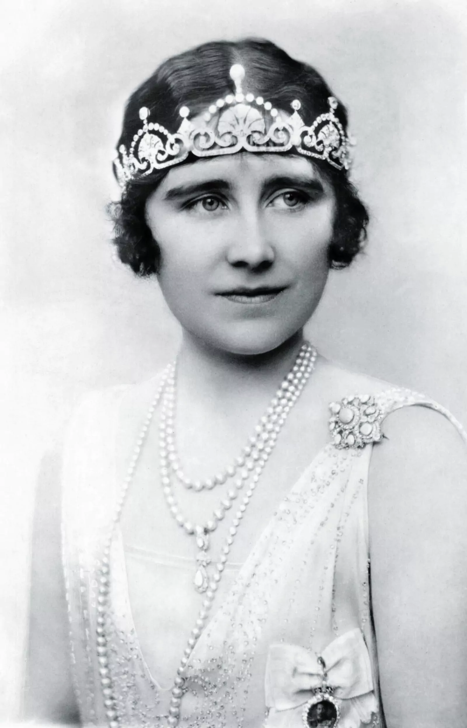 Елизавета Йоркская в 1930-е носила тиару «Цветок лотоса» по тогдашней моде как бандо