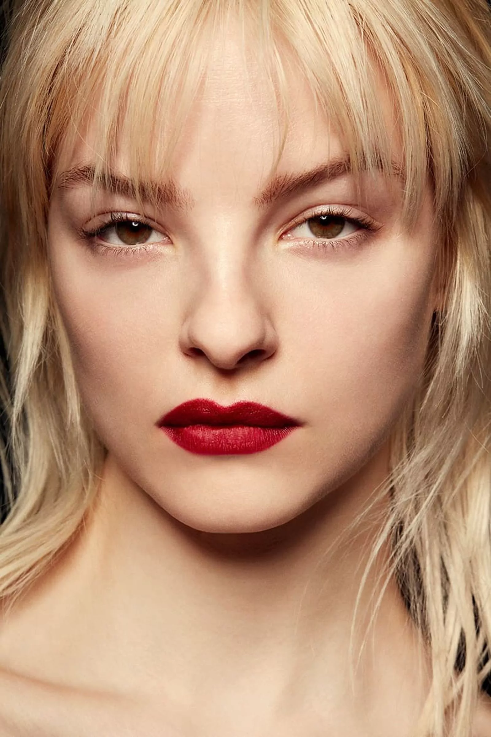 Идеальный тон лица и матовые красные губы моделей на шоу Saint Laurent F/W 2020, фото 5