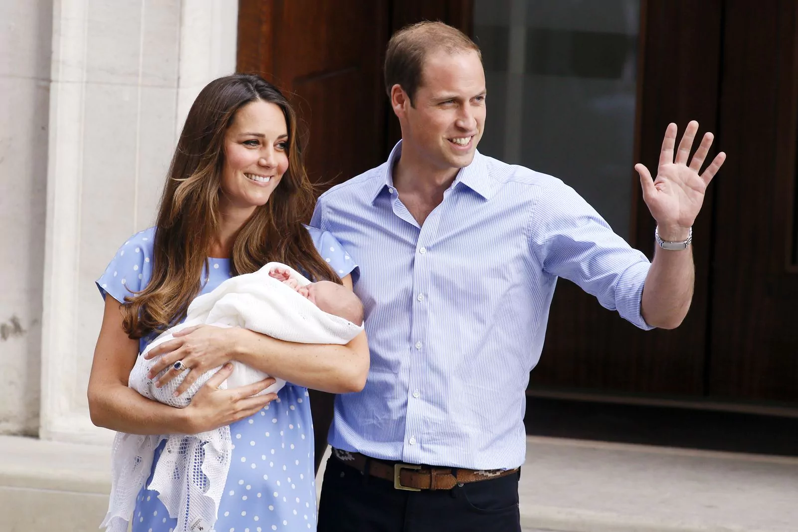 Кейт Миддлтон и принц Уильям с новорожденным принцем Кембриджским возле больницы Святой Марии в Лондоне