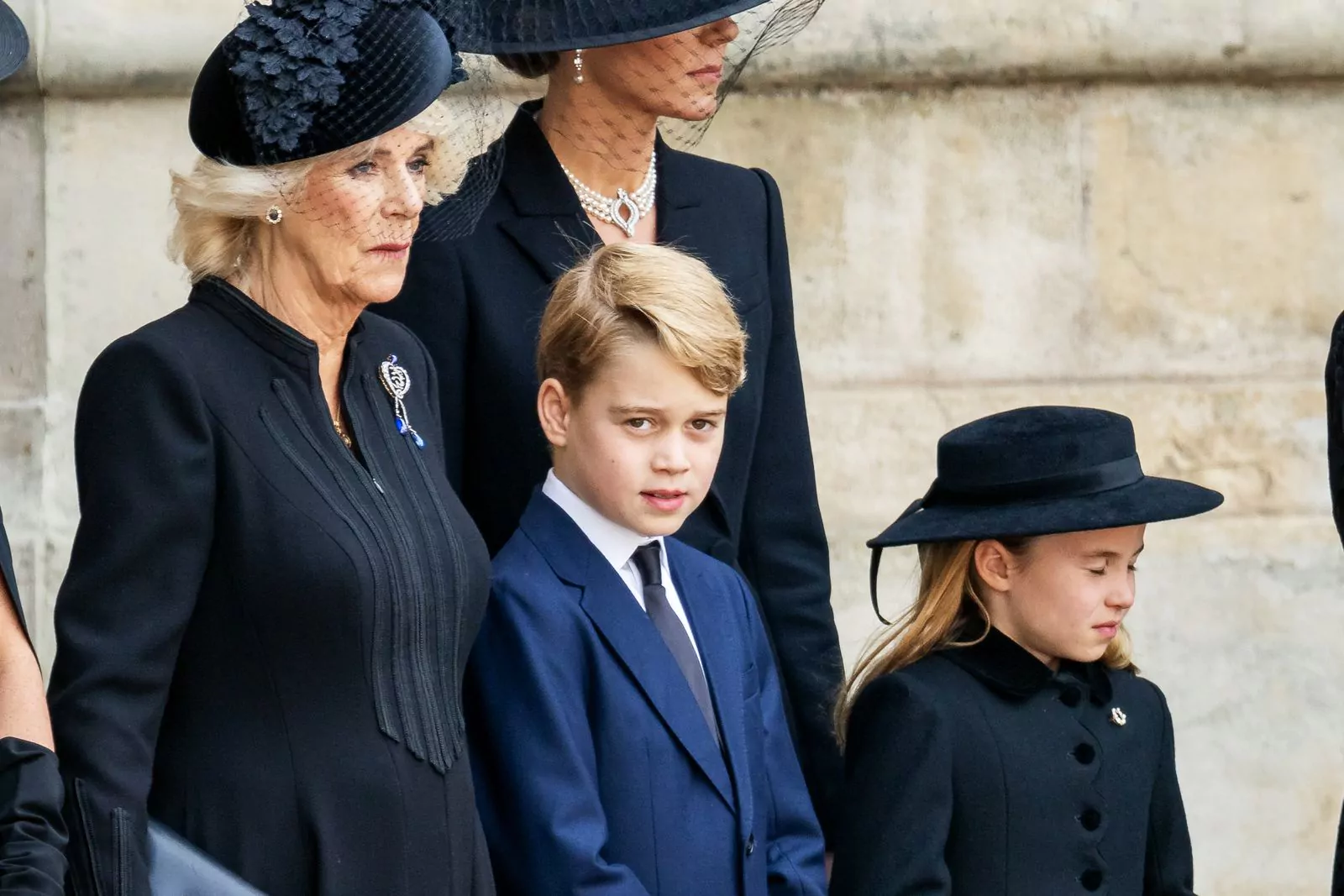Королева-консорт Камилла, Кейт Миддлтон, принц Джордж и принцесса Шарлотта на похоронах королевы Елизаветы II, 19 сентября 2022 г.