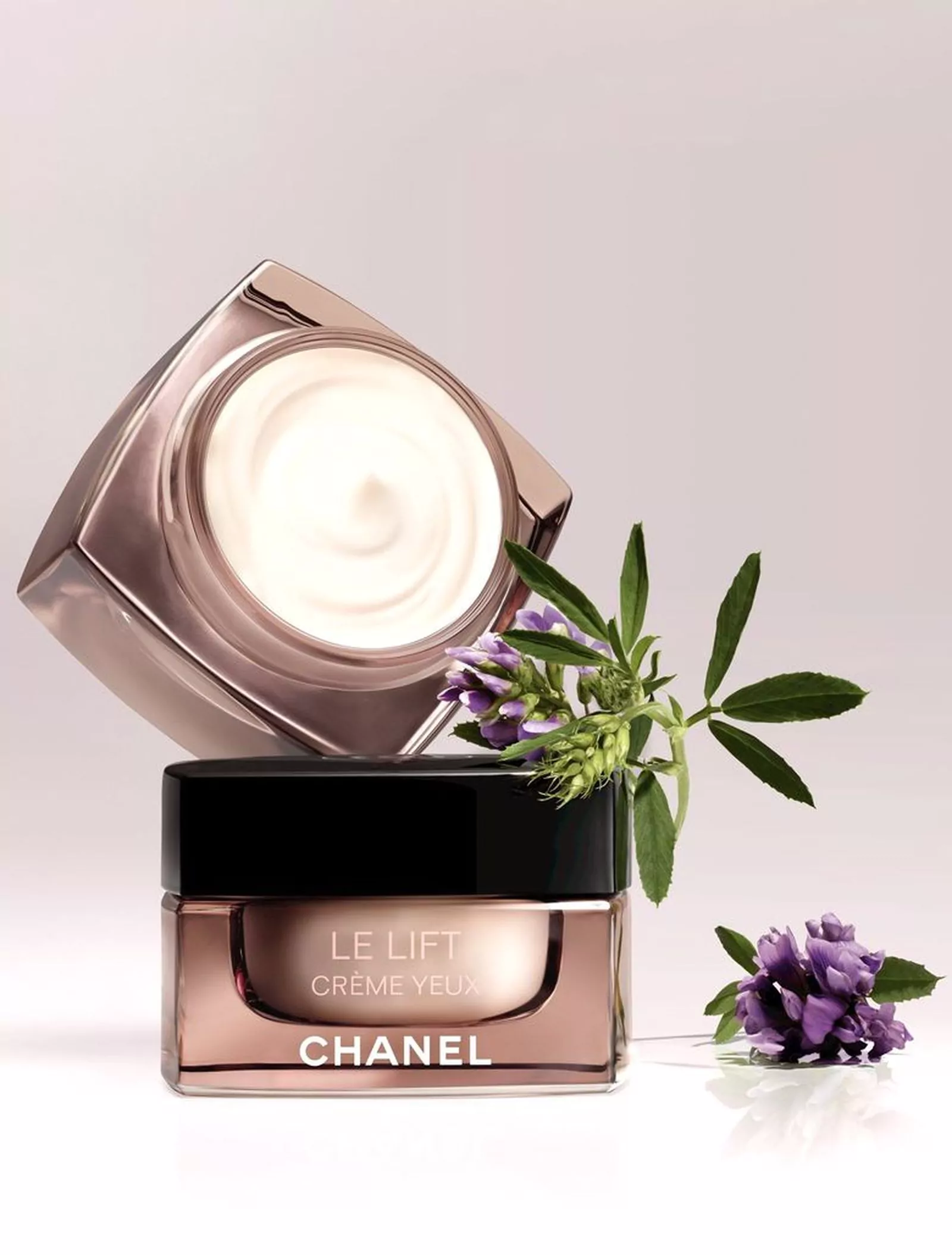 Крем для разглаживания и повышения упругости кожи вокруг глаз Chanel Le Lift Crème Yeux
