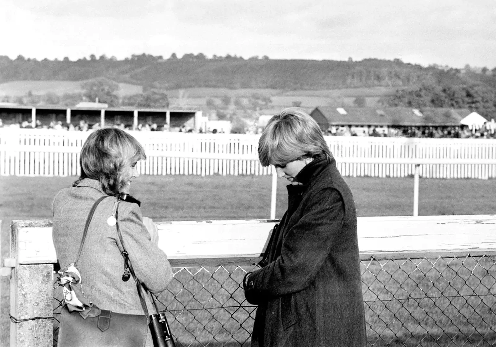 Леди Диана Спенсер и Камилла Паркер-Боулз на скачках в Ладлоу, где участвует принц Чарльз, 1980 г.