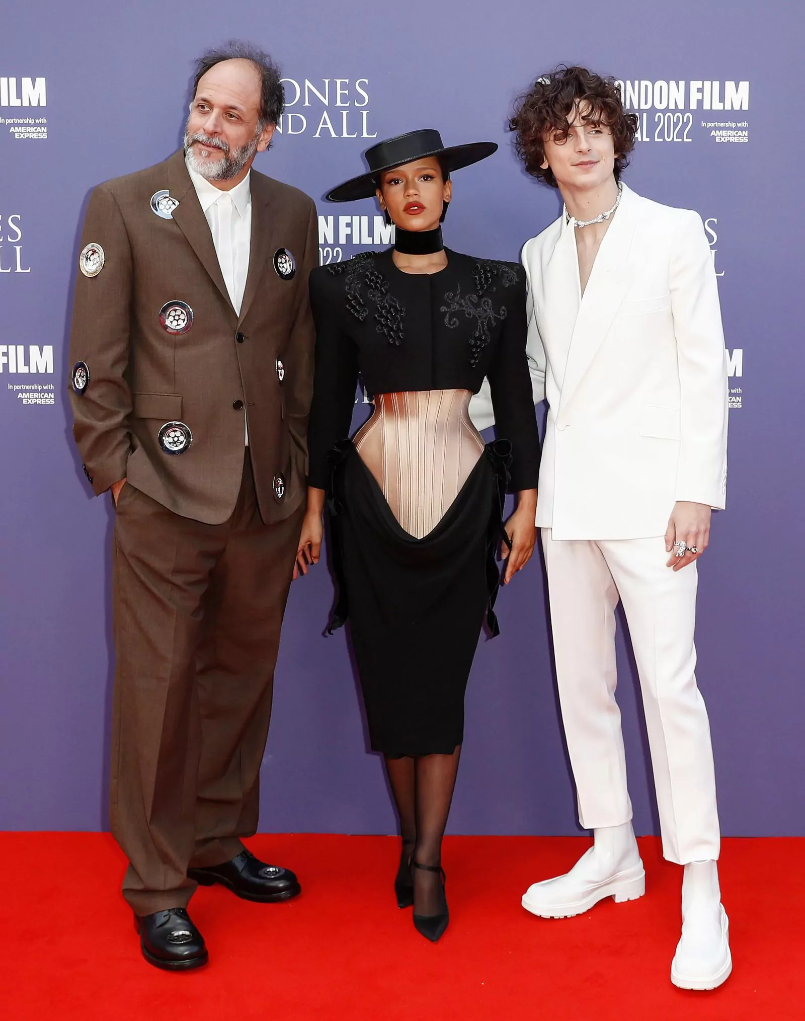 Лука Гуаданьино, Тейлор Расселл и Тимоти Шаламе на красной дорожке фильма «Целиком и полностью» на 66-м Лондонском кинофестивале, 8 октября 2022 г.