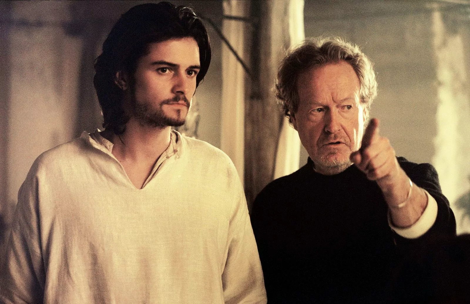 Орландо Блум и режиссер Ридли Скотт на съемках фильма «Царство небесное», 2005 г.