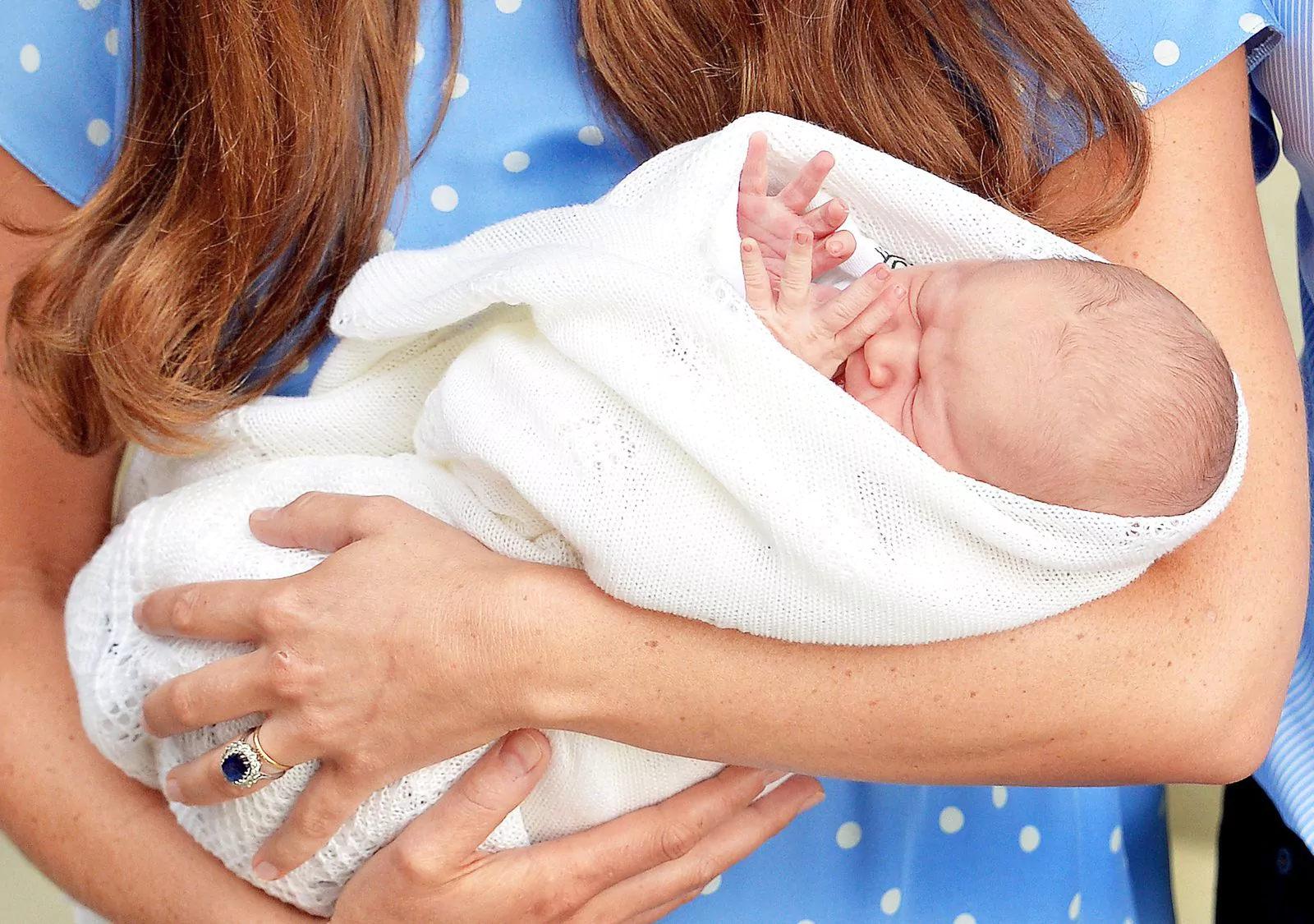 Первая фотография принца Джорджа на руках матери, при выписке из госпиталя, 2013 г.