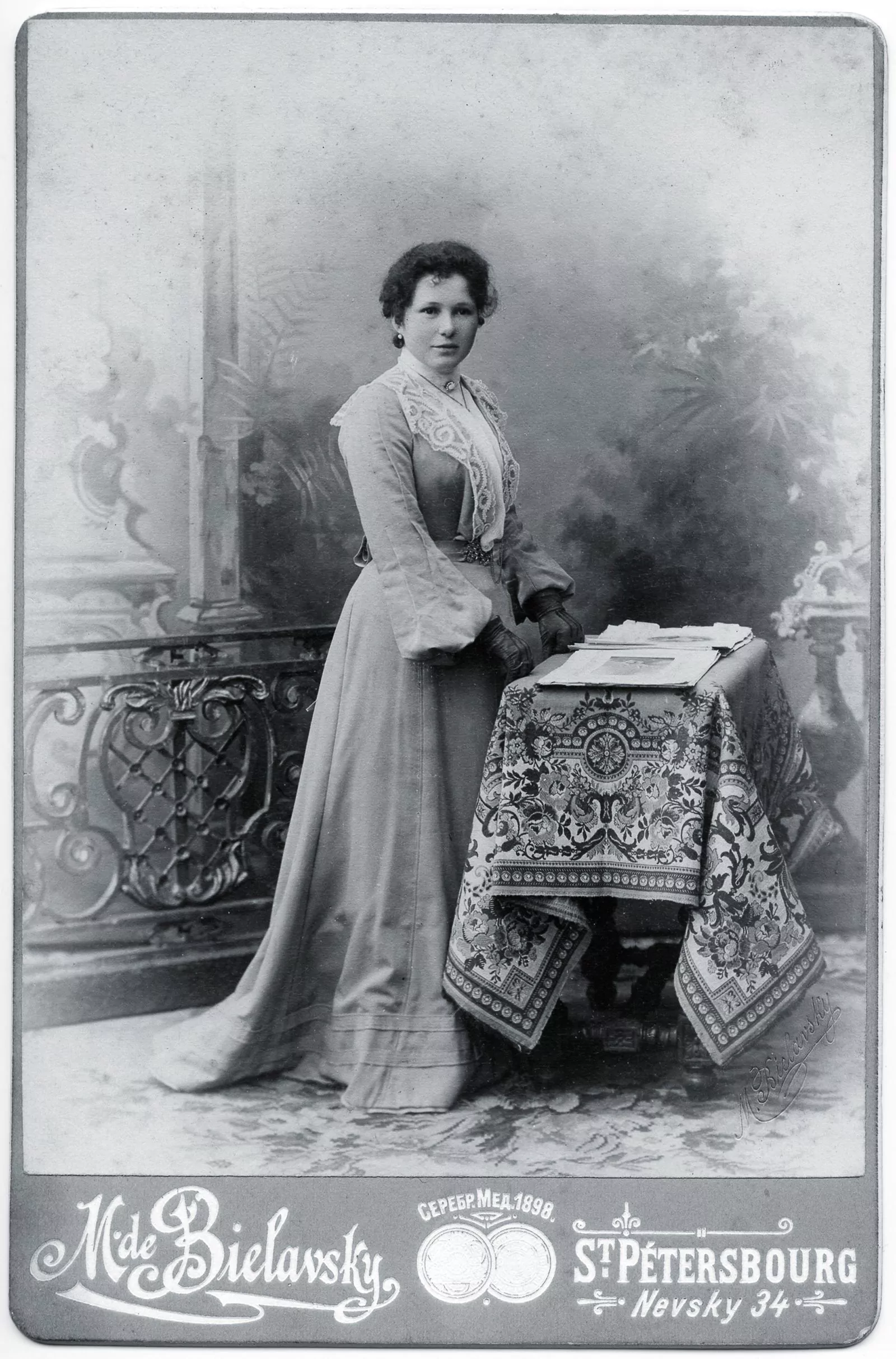 Портрет молодой женщины в светлом платье. Фотобумага, картон; фотопечать, тиснение