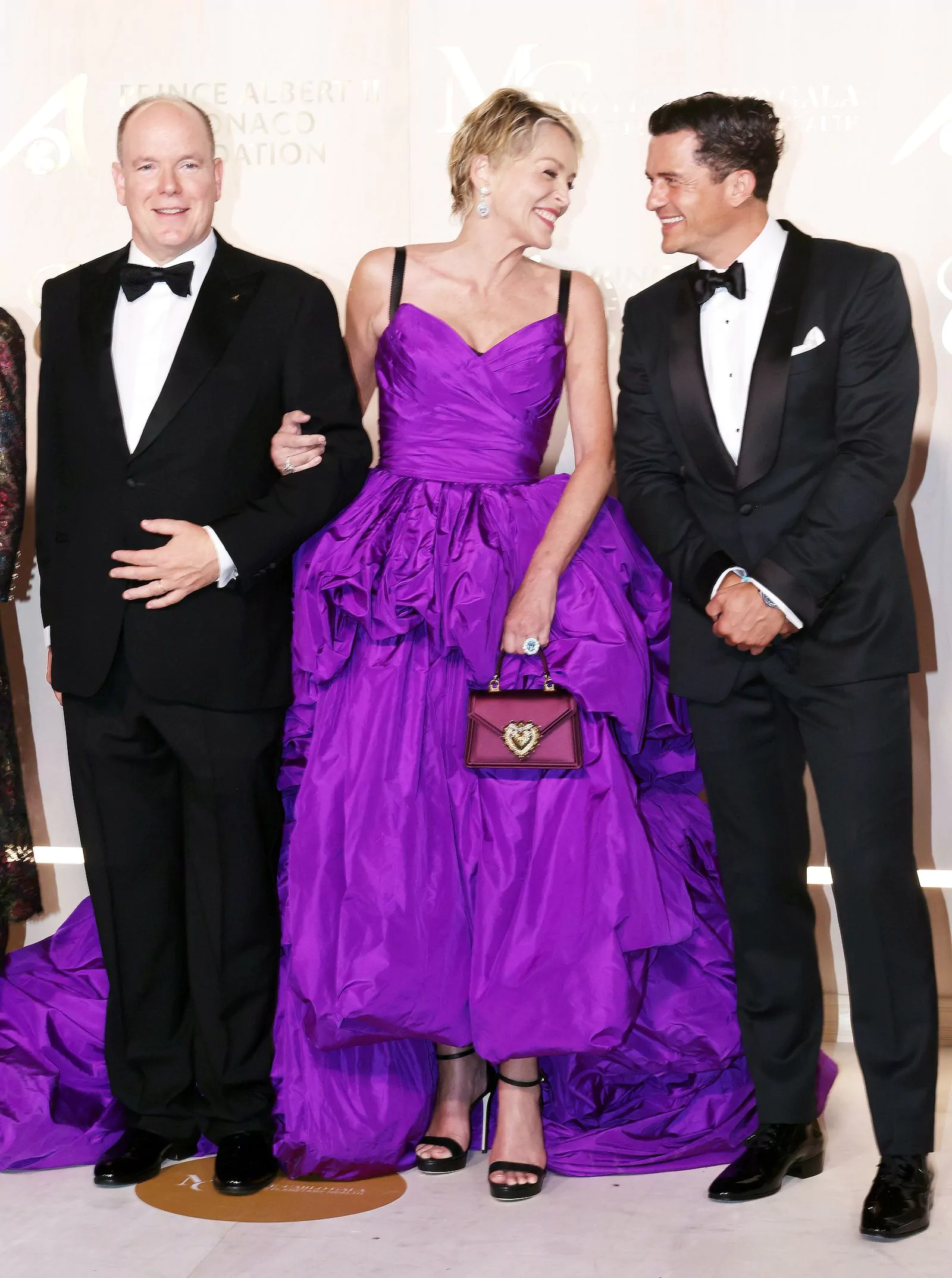Принц Альбер II, Шэрон Стоун и Орландо Блум на гала-вечере Monte-Carlo Gala, 23 сентября 2021 г.