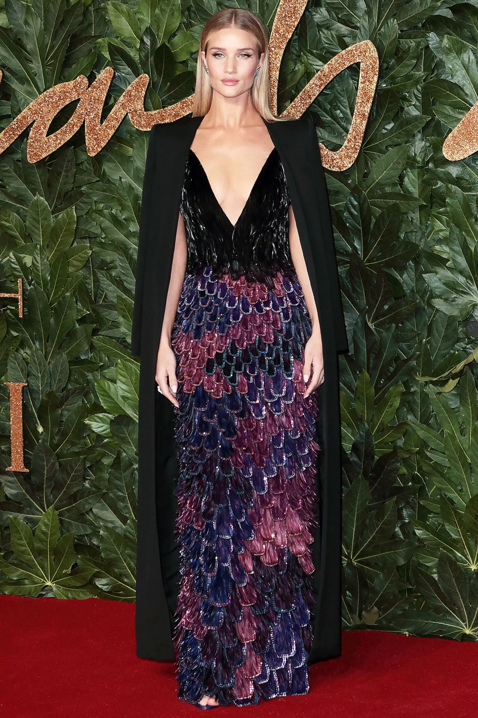 Роузи Хантингтон-Уайтли на церемонии вручения премии British Fashion Awards в Лондоне, 10 декабря 2018 г.