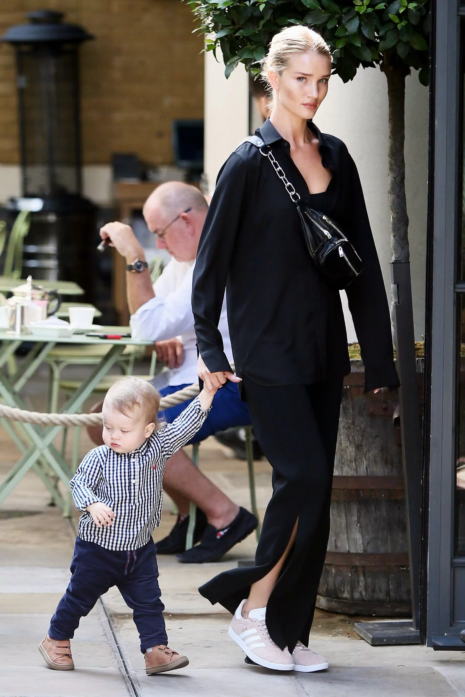 Роузи Хантингтон-Уайтли с сыном Джеком в Лондоне, 23 августа 2018 г.